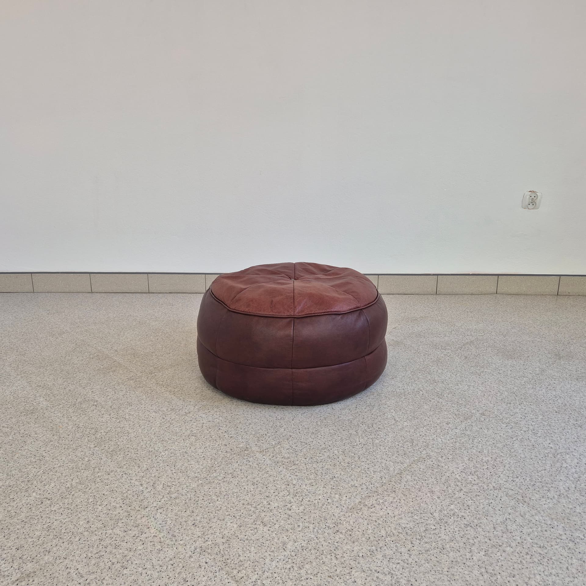 Pouf, brown leather, United Kingdom, 1980s. - 394601