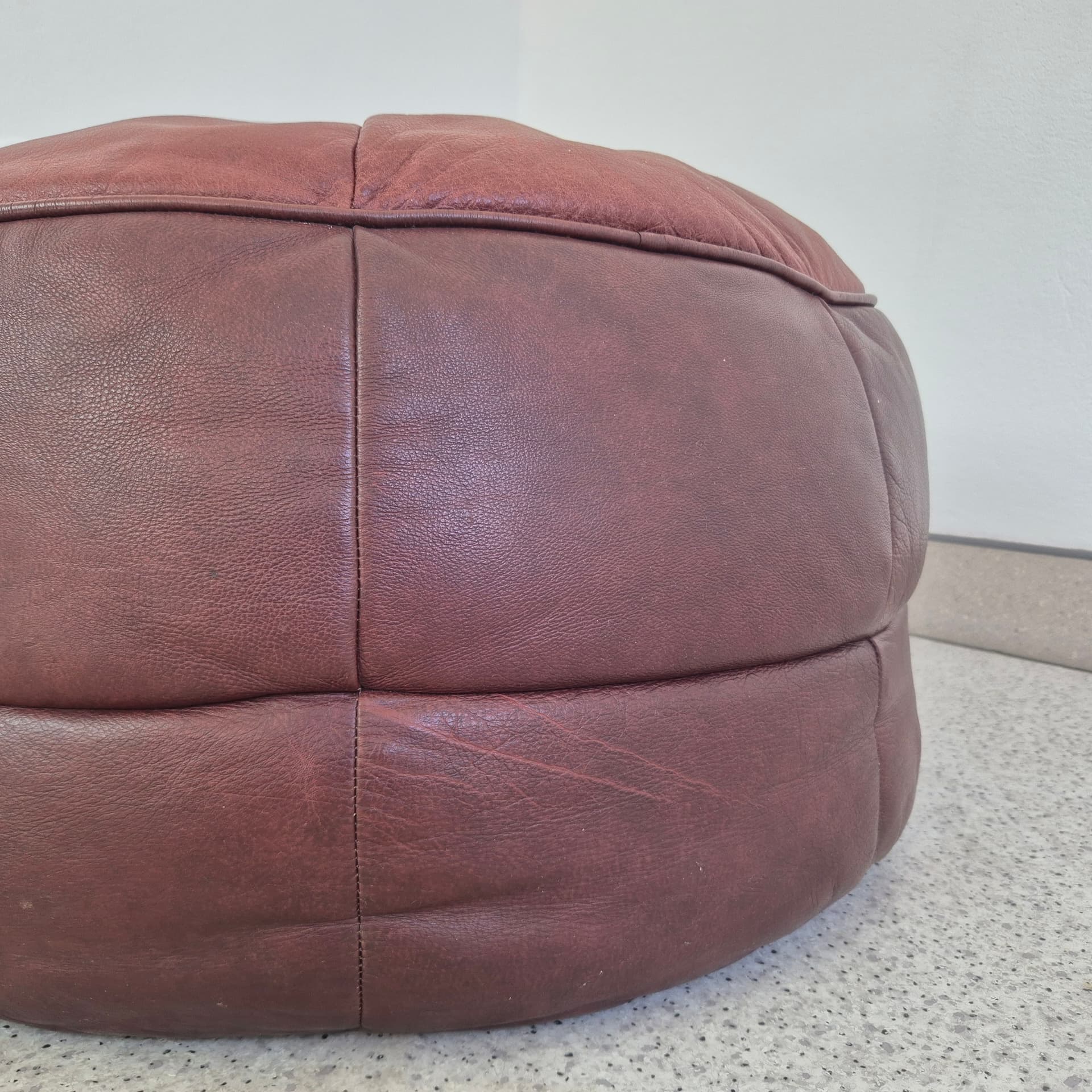 Pouf, brown leather, United Kingdom, 1980s. - 394604