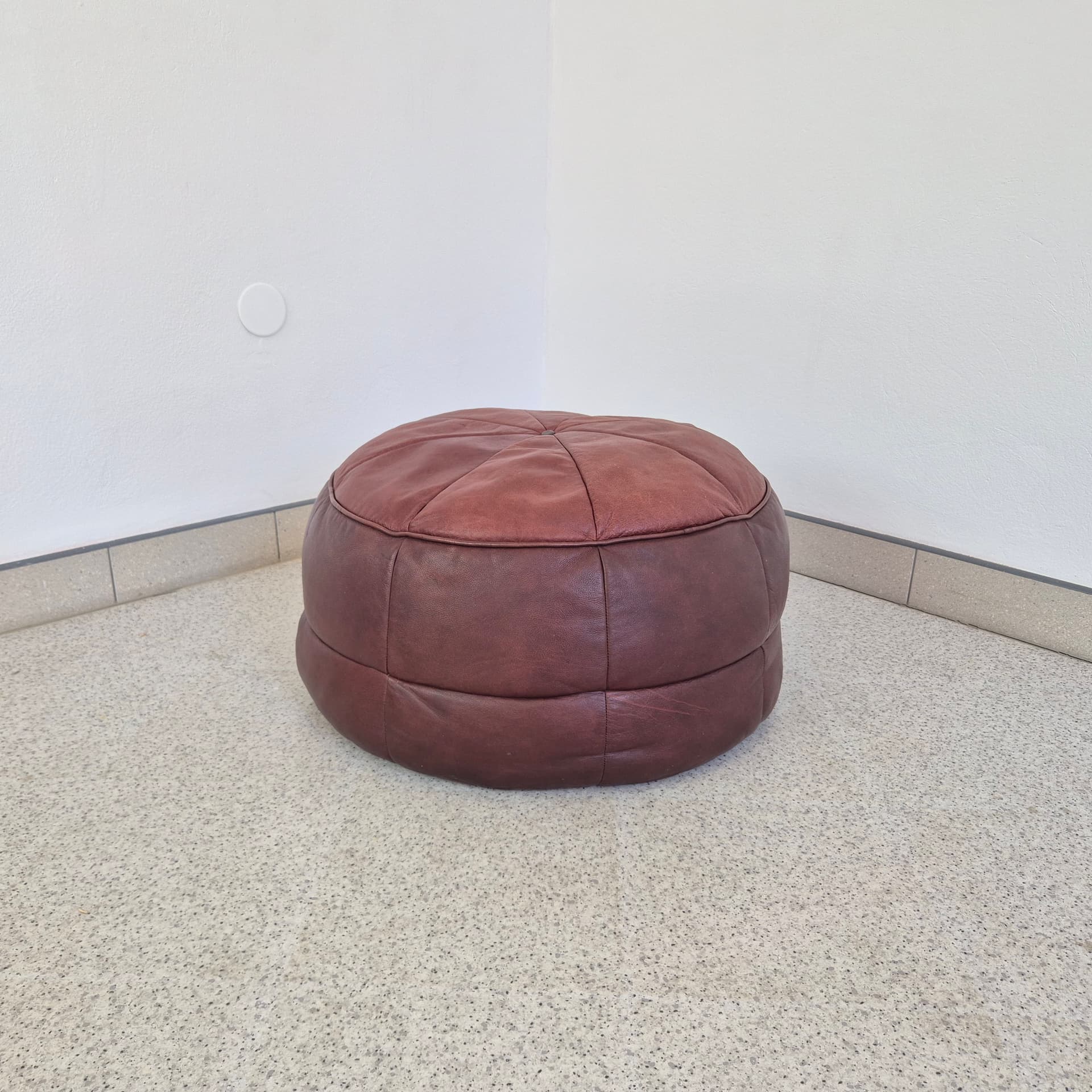 Pouf, brown leather, United Kingdom, 1980s. - 394600