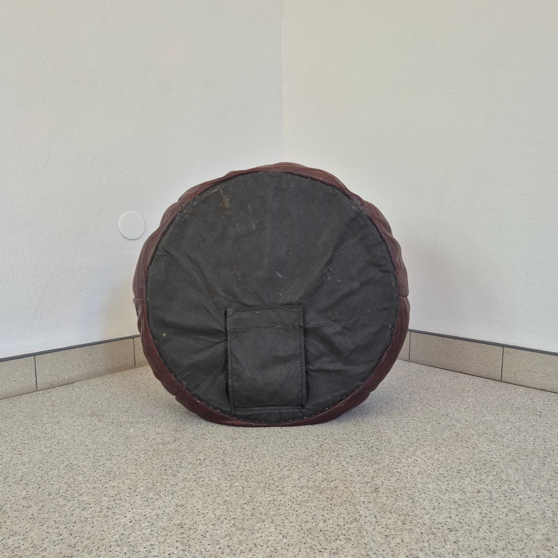 Pouf, brown leather, United Kingdom, 1980s. - 394602