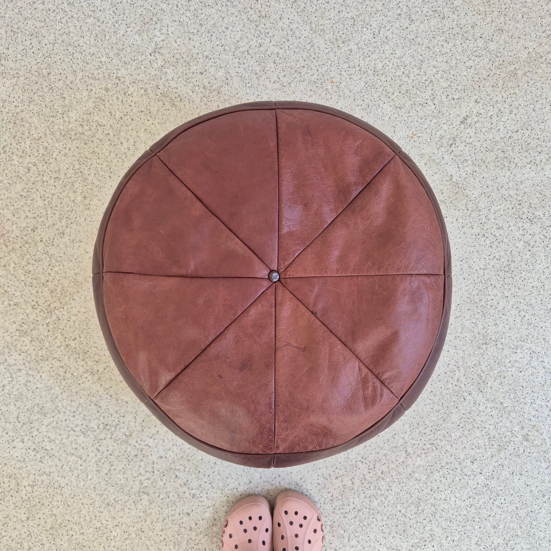 Pouf, brown leather, United Kingdom, 1980s. - 394603