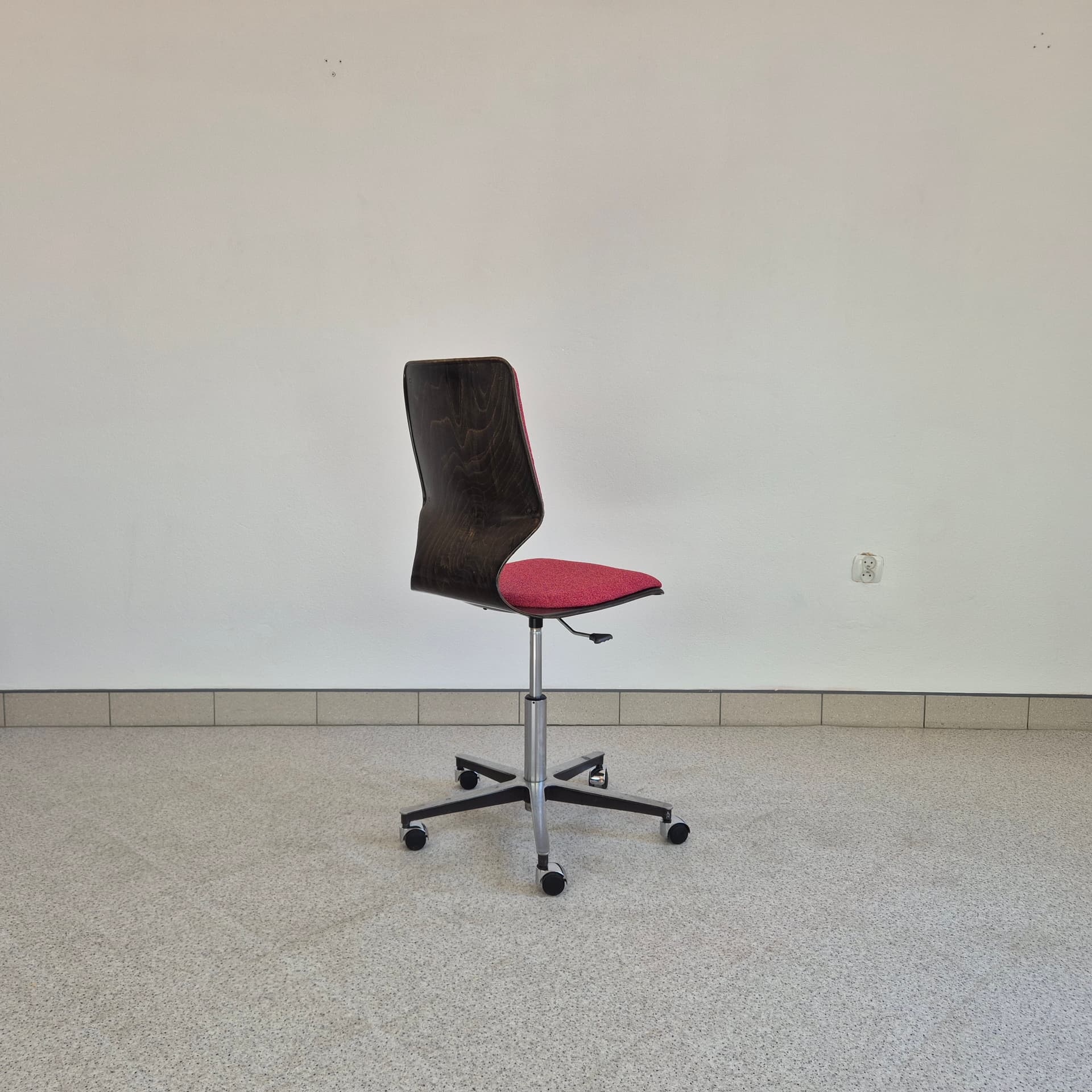 Swivel Chair Flototto, brown plywood, raspberry red fabric, Germany, 1970s. - 394647