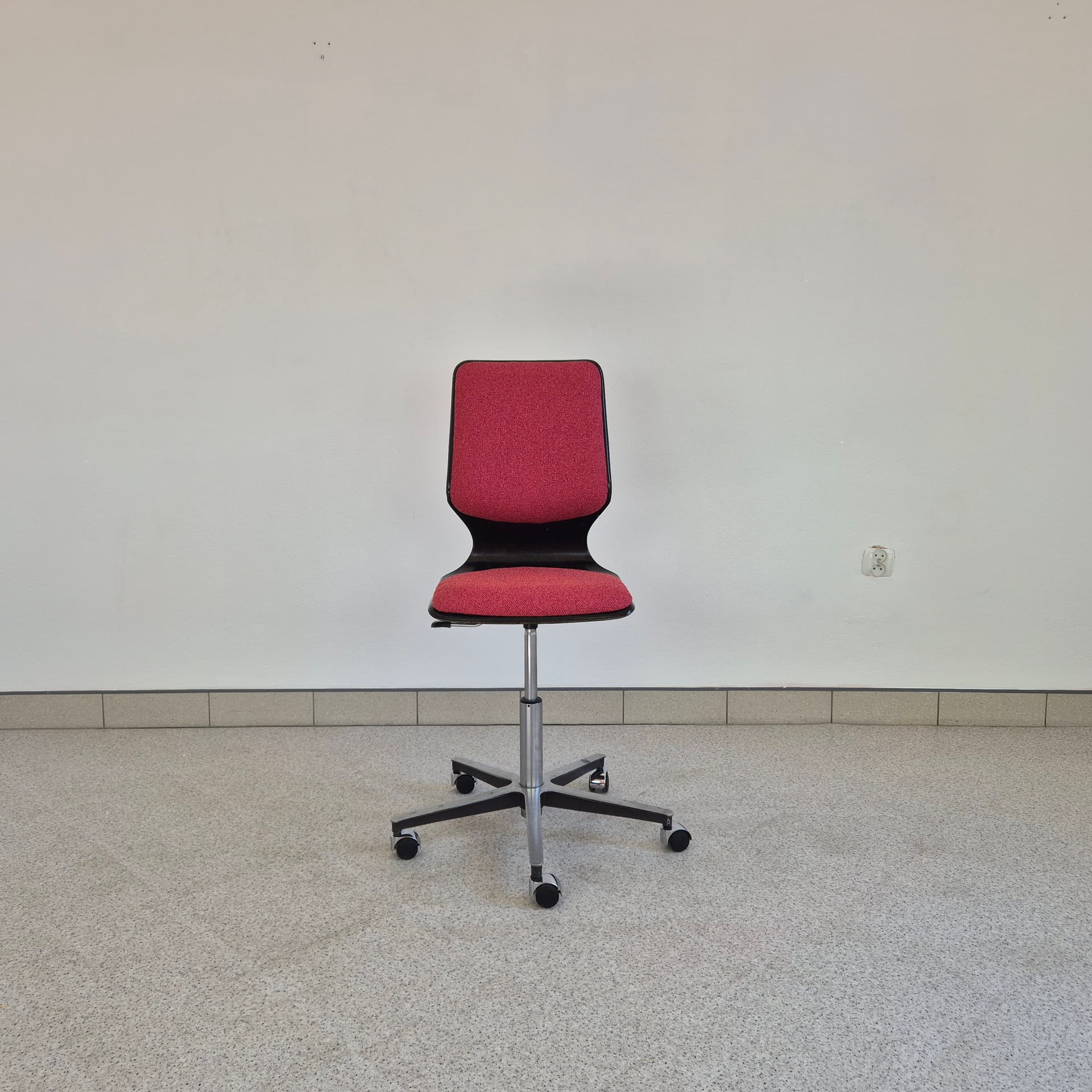 Swivel Chair Flototto, brown plywood, raspberry red fabric, Germany, 1970s. - 394657
