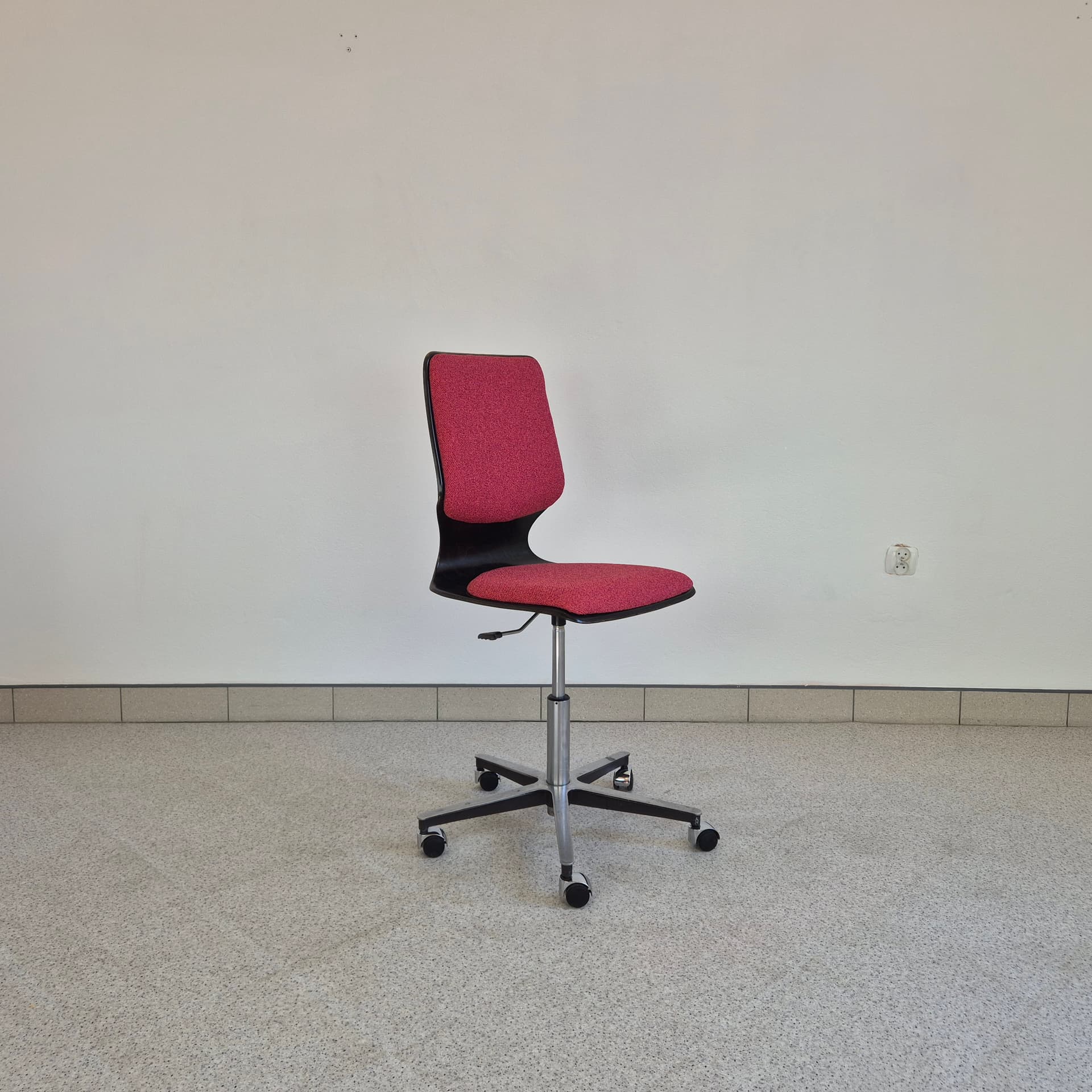 Swivel Chair Flototto, brown plywood, raspberry red fabric, Germany, 1970s. - 394645