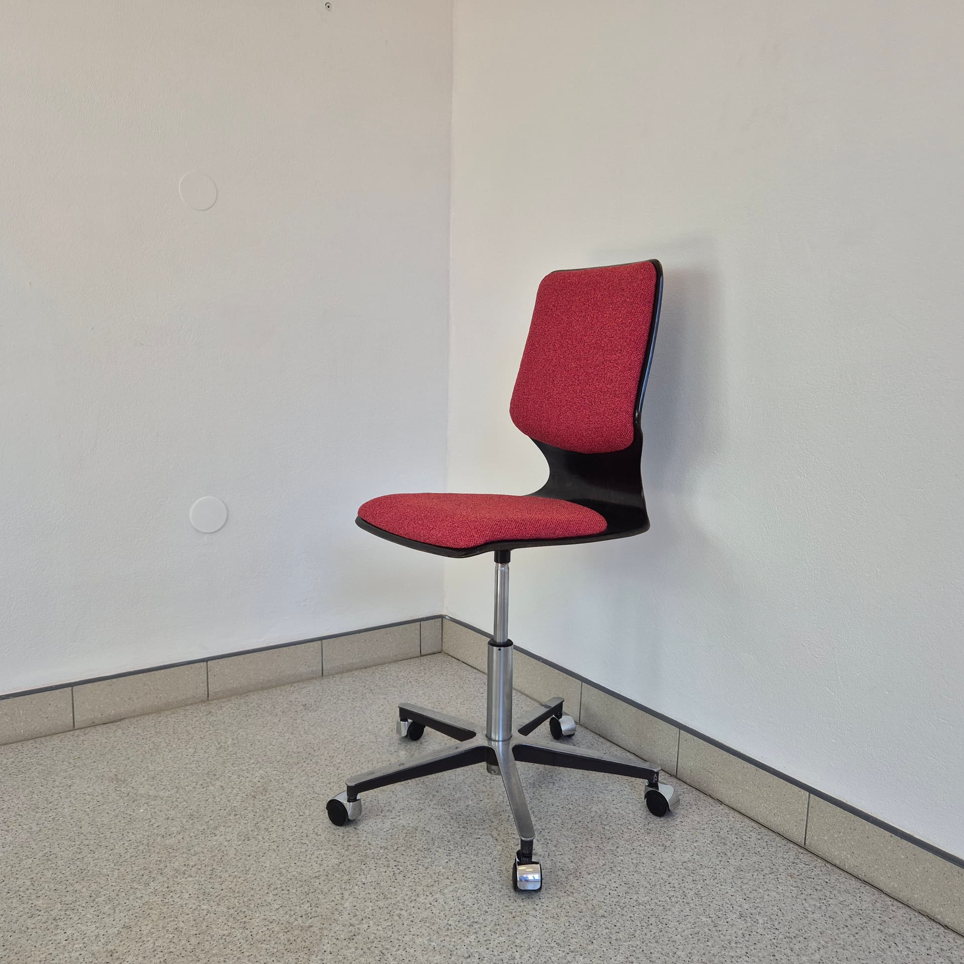 Swivel Chair Flototto, brown plywood, raspberry red fabric, Germany, 1970s. - 394650