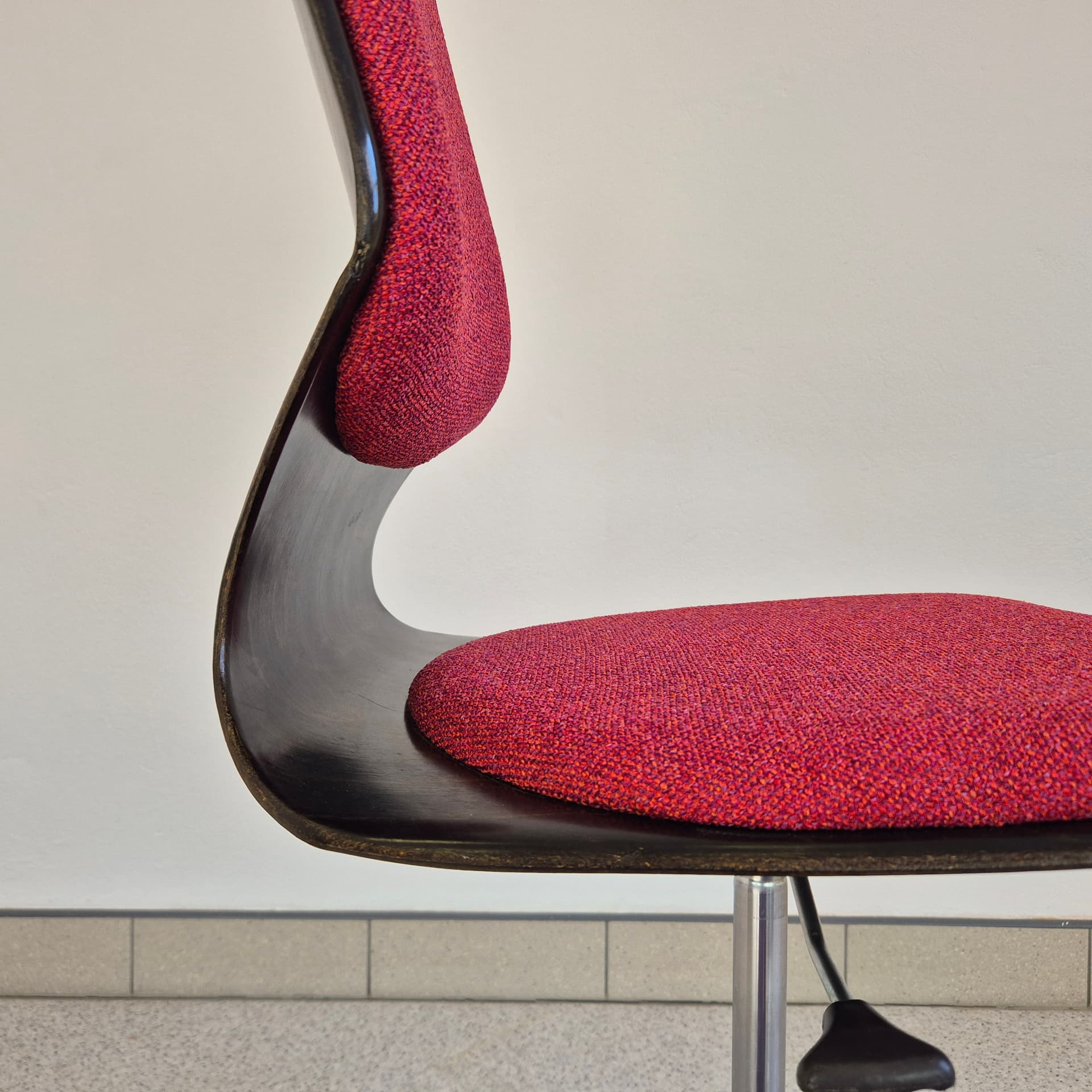 Swivel Chair Flototto, brown plywood, raspberry red fabric, Germany, 1970s. - 394649