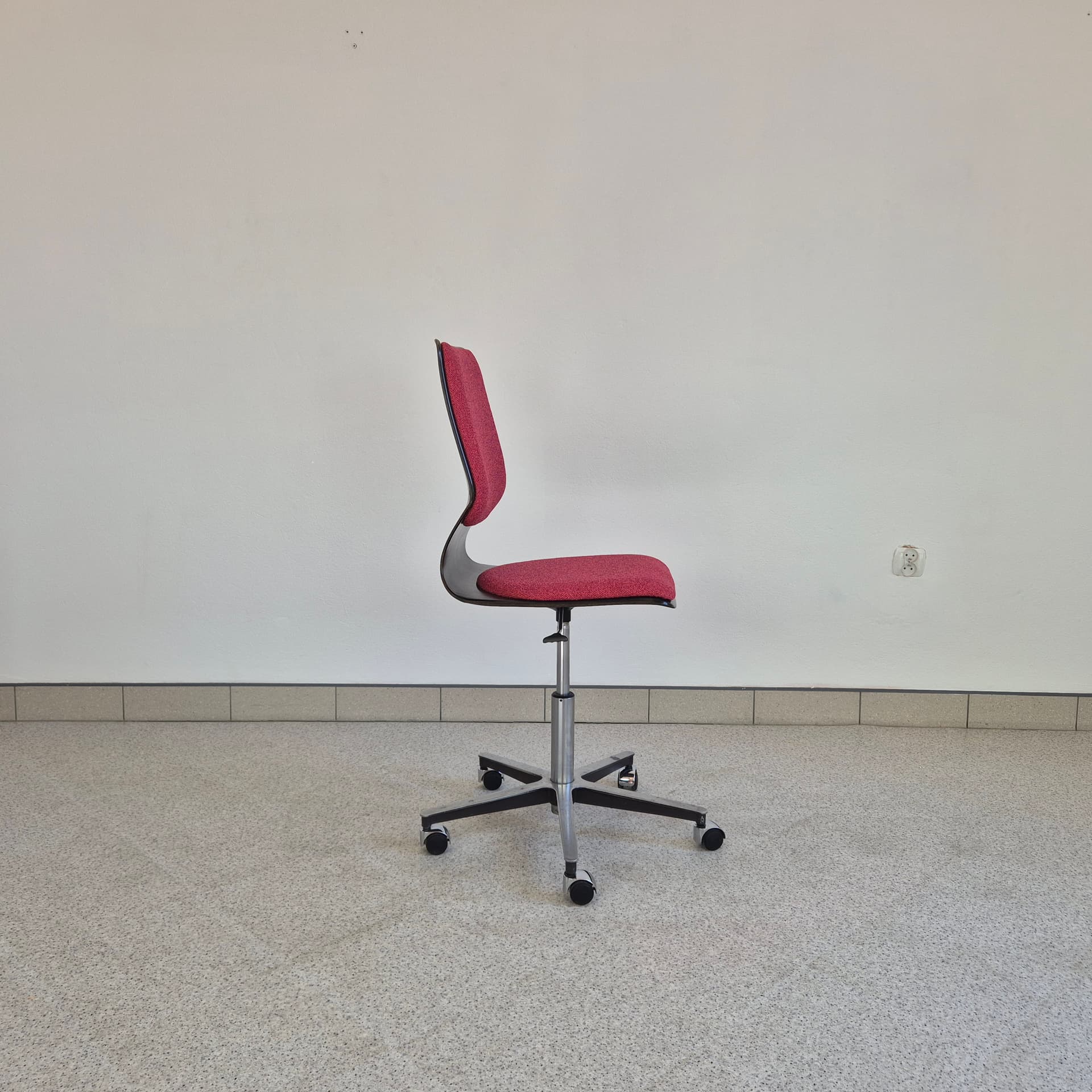 Swivel Chair Flototto, brown plywood, raspberry red fabric, Germany, 1970s. - 394646