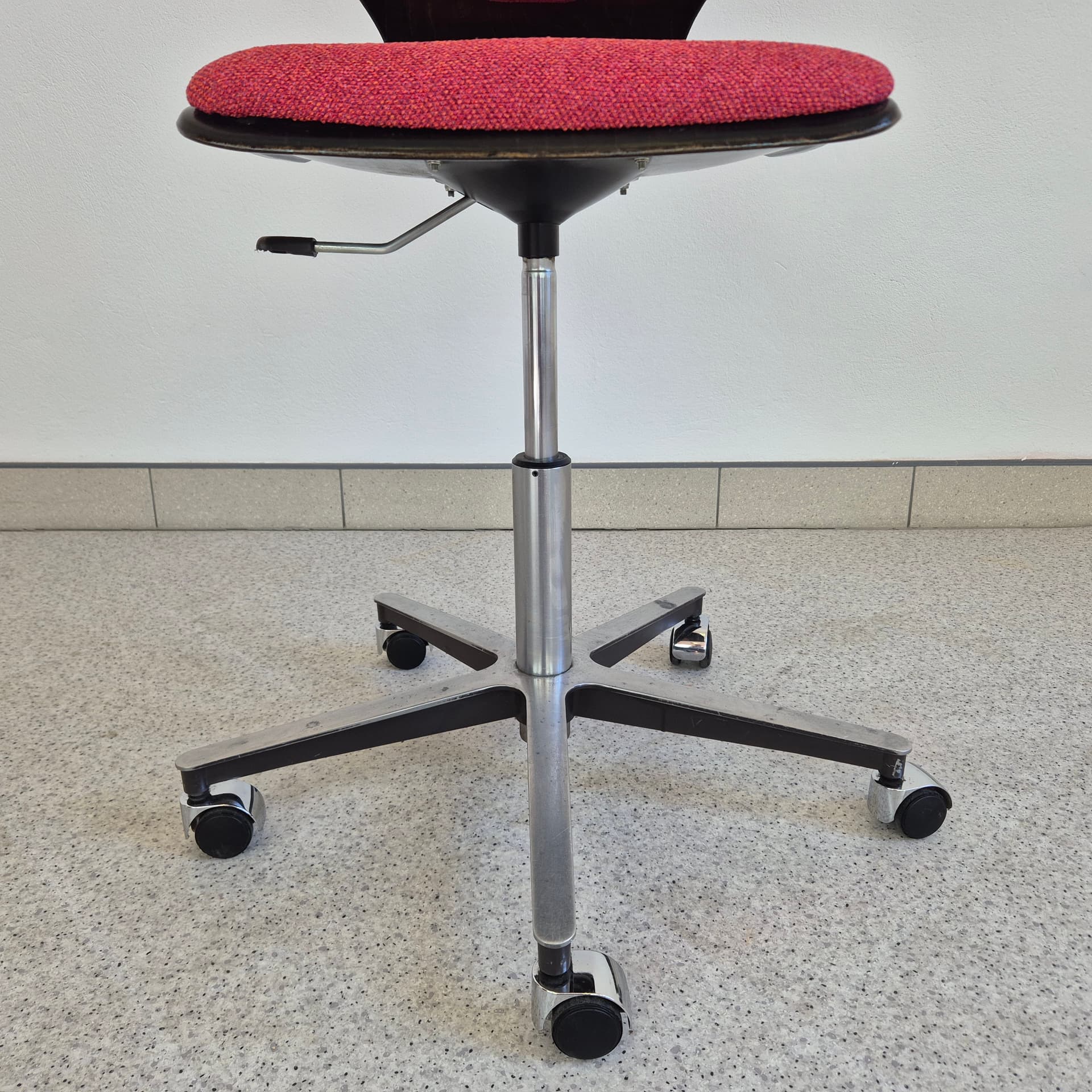 Swivel Chair Flototto, brown plywood, raspberry red fabric, Germany, 1970s. - 394653