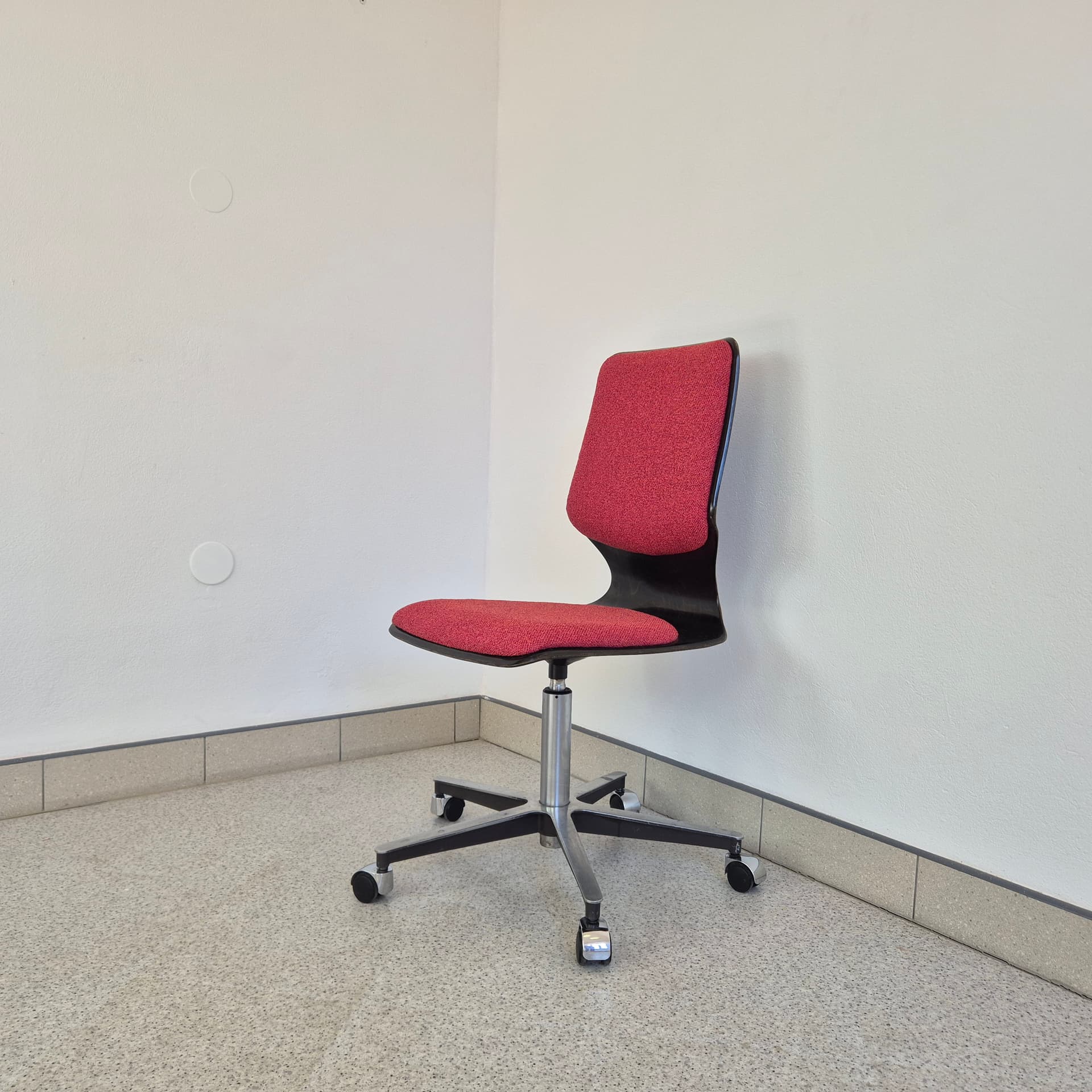 Swivel Chair Flototto, brown plywood, raspberry red fabric, Germany, 1970s. - 394652