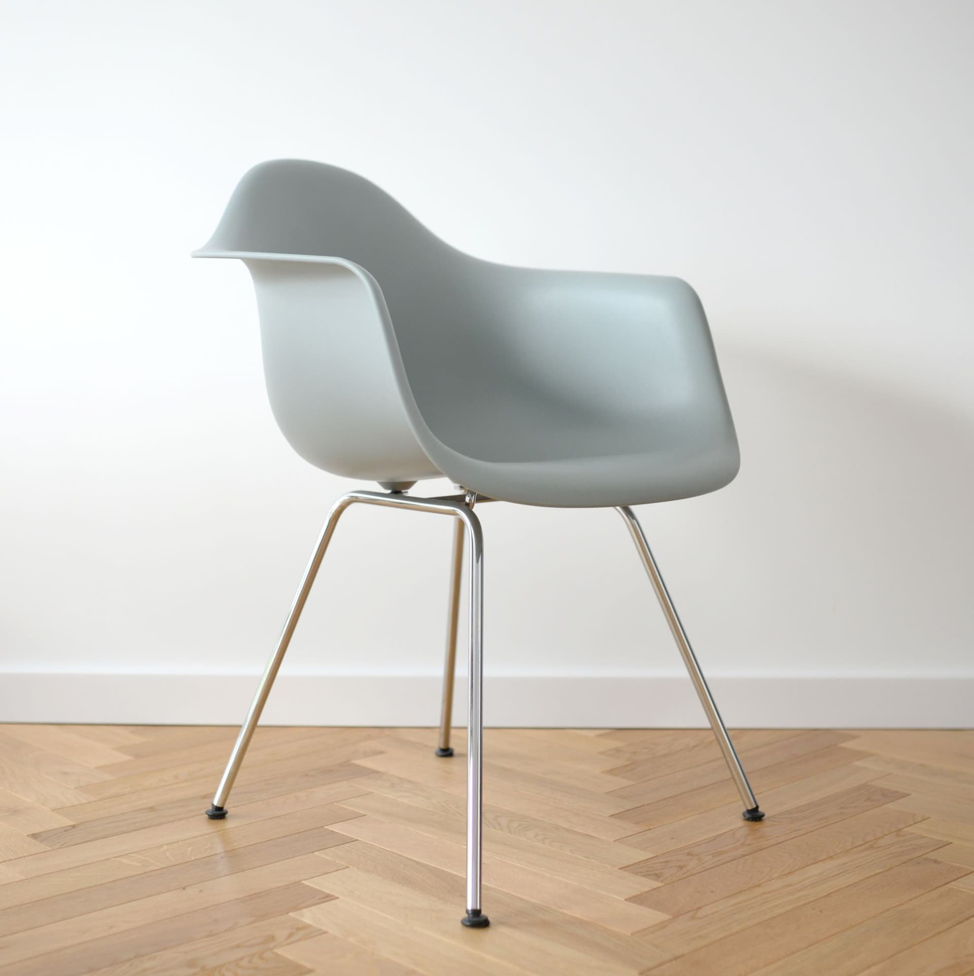 Krzesło DAX, zielony plastik, stal polerowana, proj. C. & R. Eames, Vitra, Niemcy - 395146