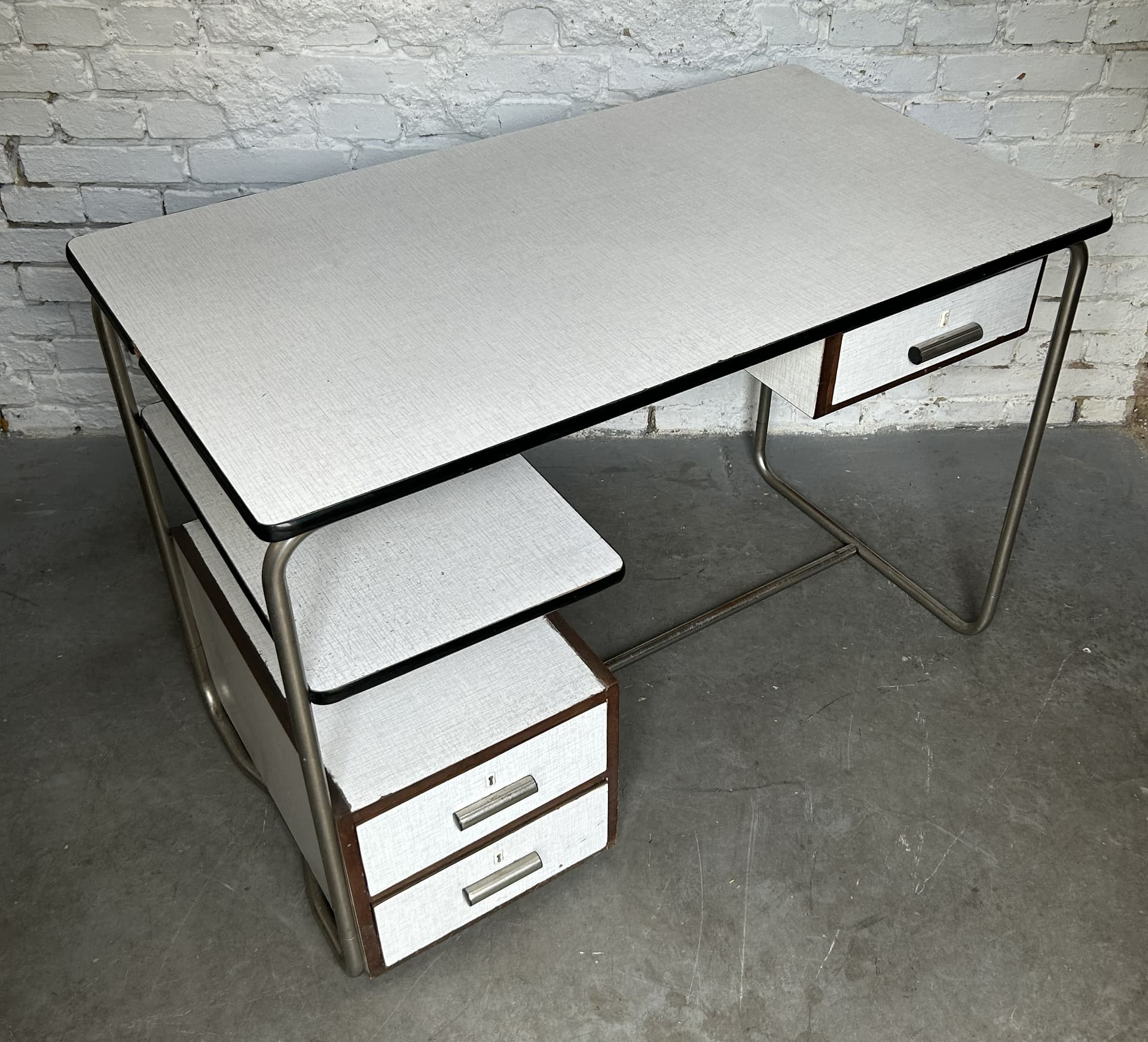 Biurko Bauhaus, laminat szary, stal chromowana, drewno brązowe, lata 60. - 395297