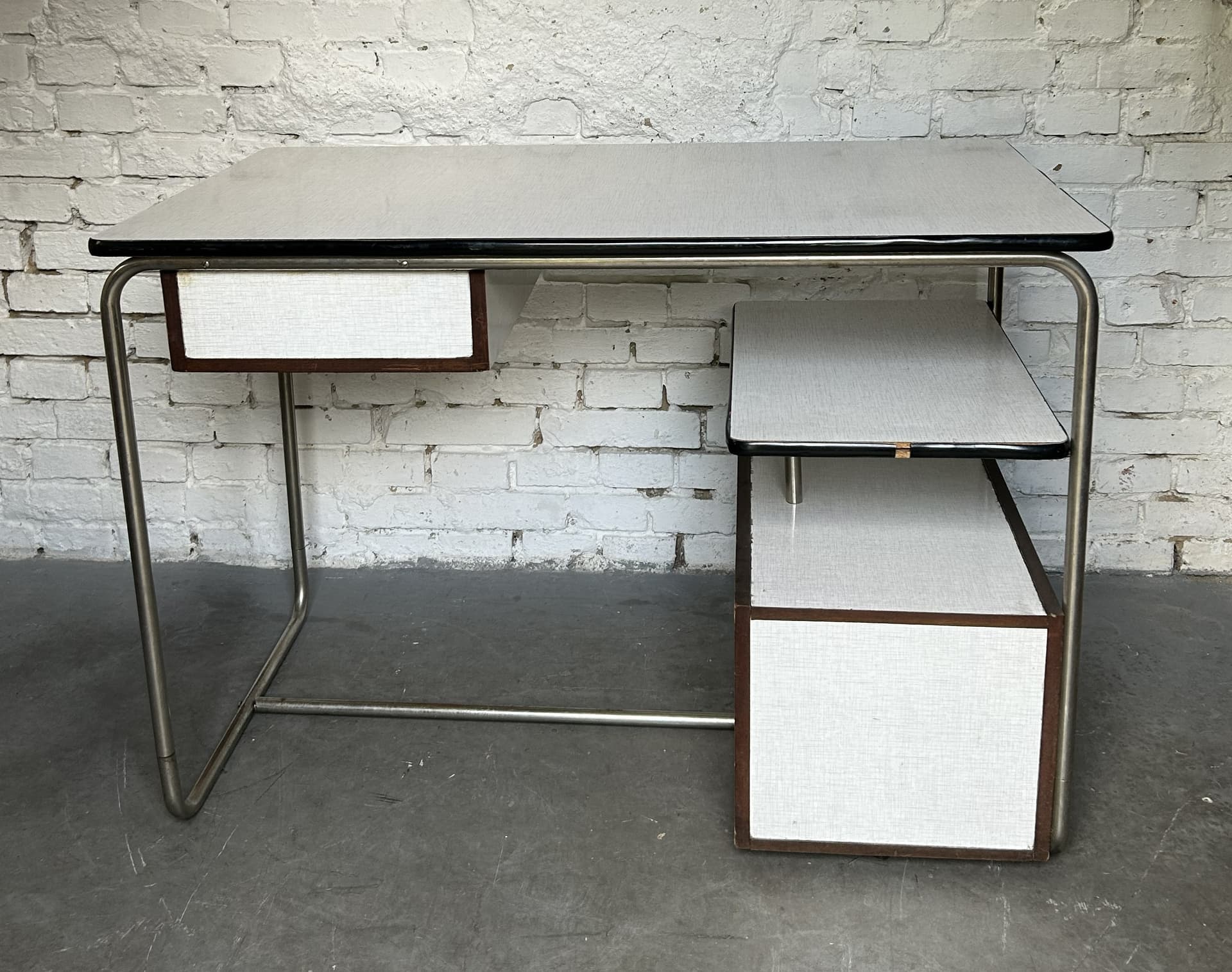 Biurko Bauhaus, laminat szary, stal chromowana, drewno brązowe, lata 60. - 395302