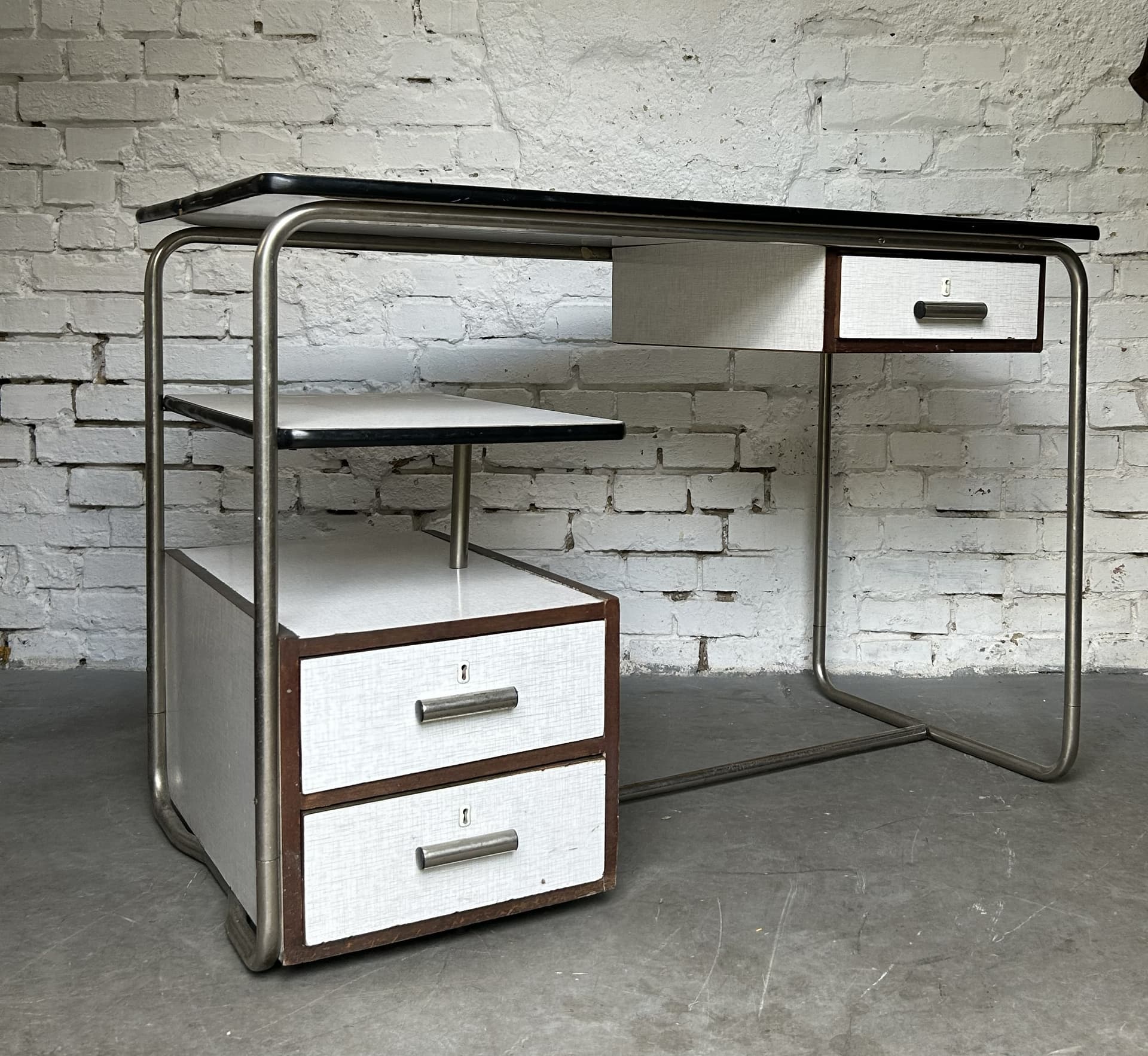 Biurko Bauhaus, laminat szary, stal chromowana, drewno brązowe, lata 60. - 395296