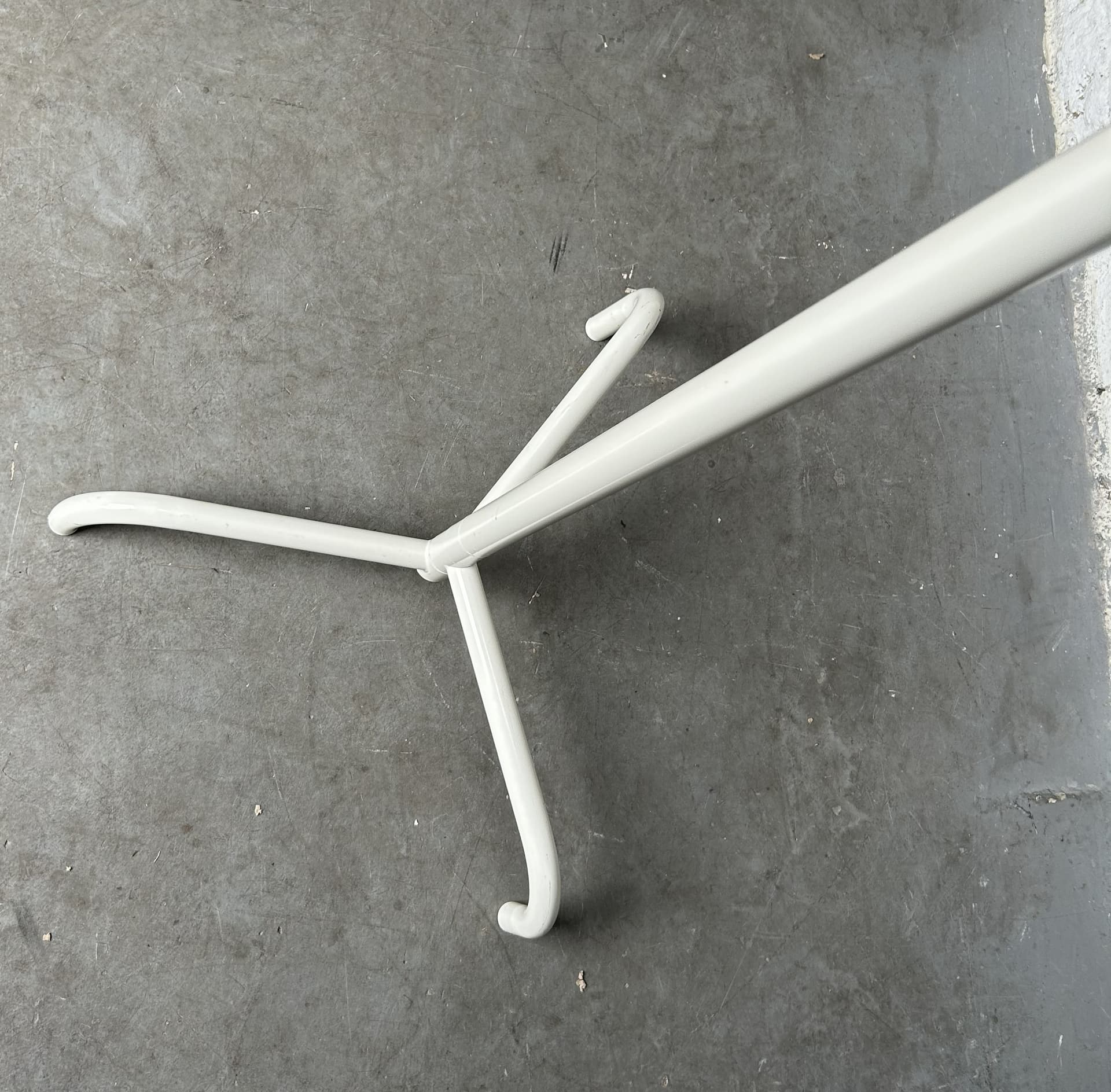 Wieszak stojący Smed, biały, metal, plastik, proj. R. Andersson, Ikea, lata 80. - 395319