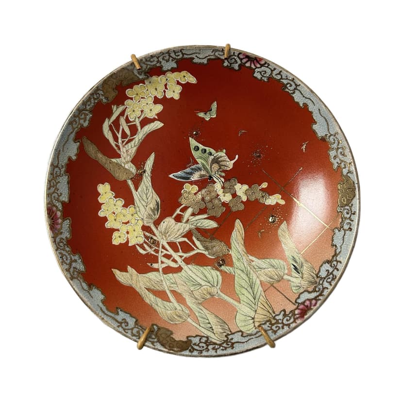 Talerz dekoracyjny Kyō-Satsuma 26 cm, porcelana czerwona złocona, Nishida, Japonia, początek XX w.