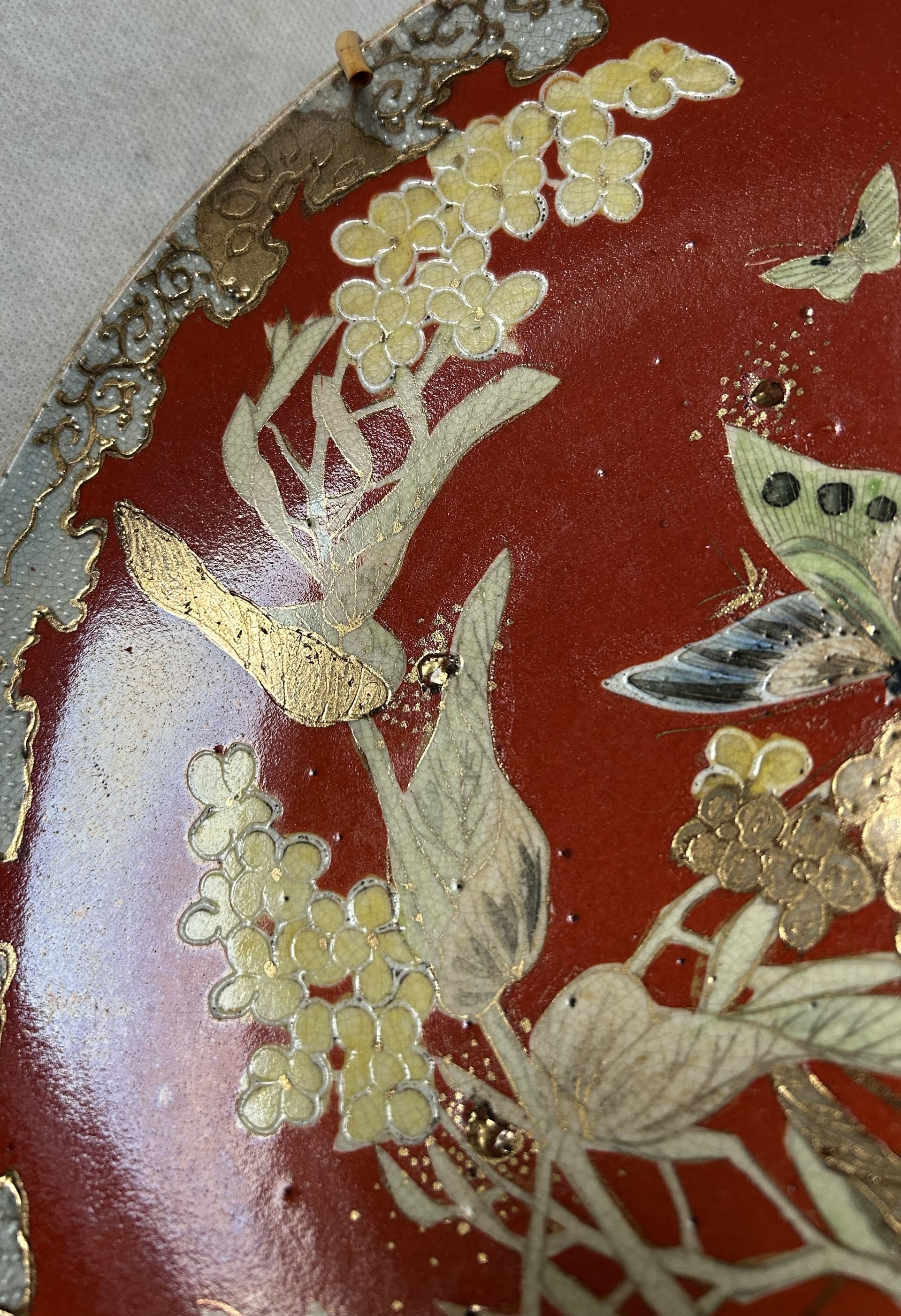 Decorative Plate Kyō-Satsuma 26 cm, red gilded porcelain, Nishida, Japan, early 20th c. - 395327