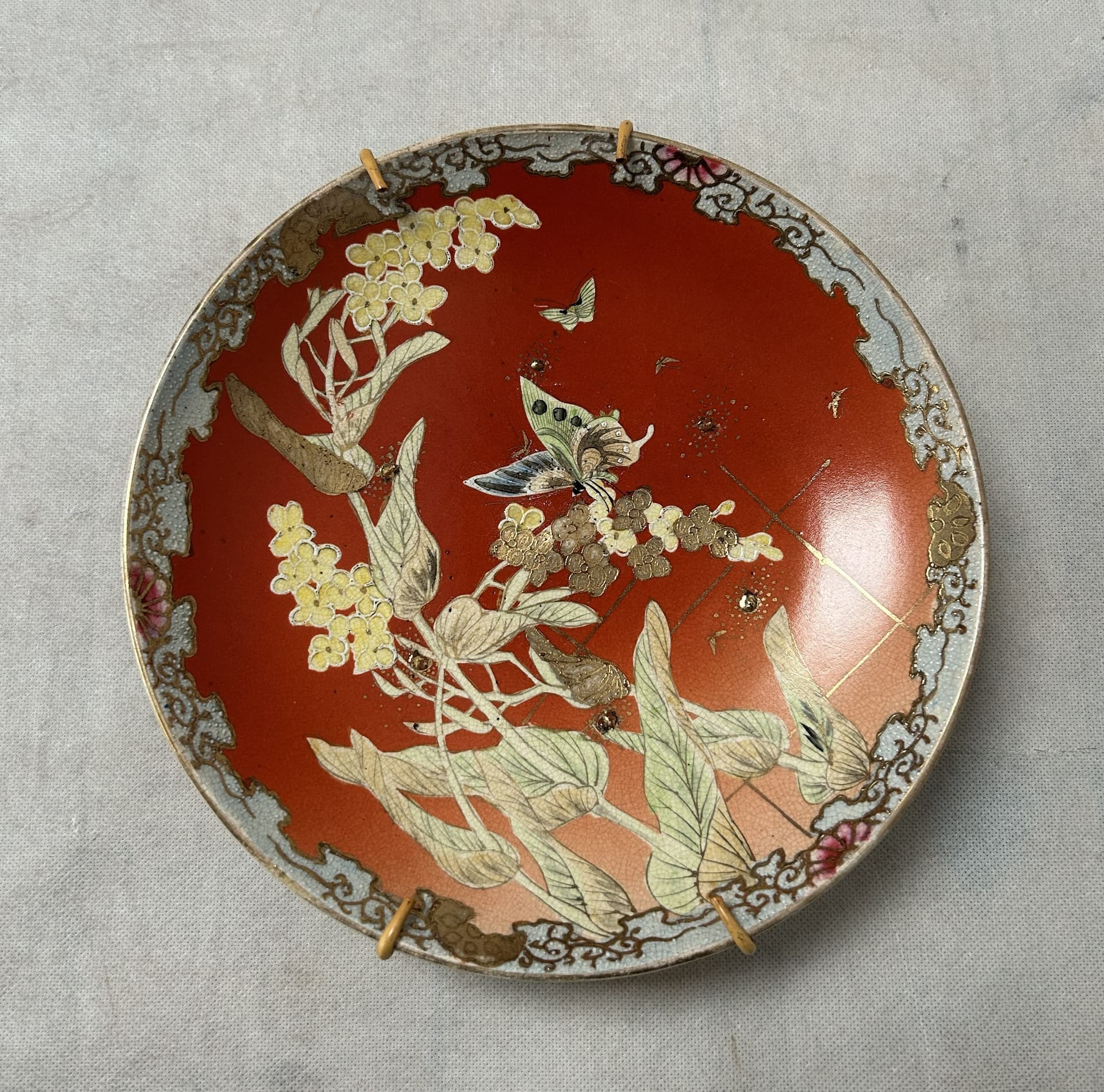 Decorative Plate Kyō-Satsuma 26 cm, red gilded porcelain, Nishida, Japan, early 20th c. - 395322