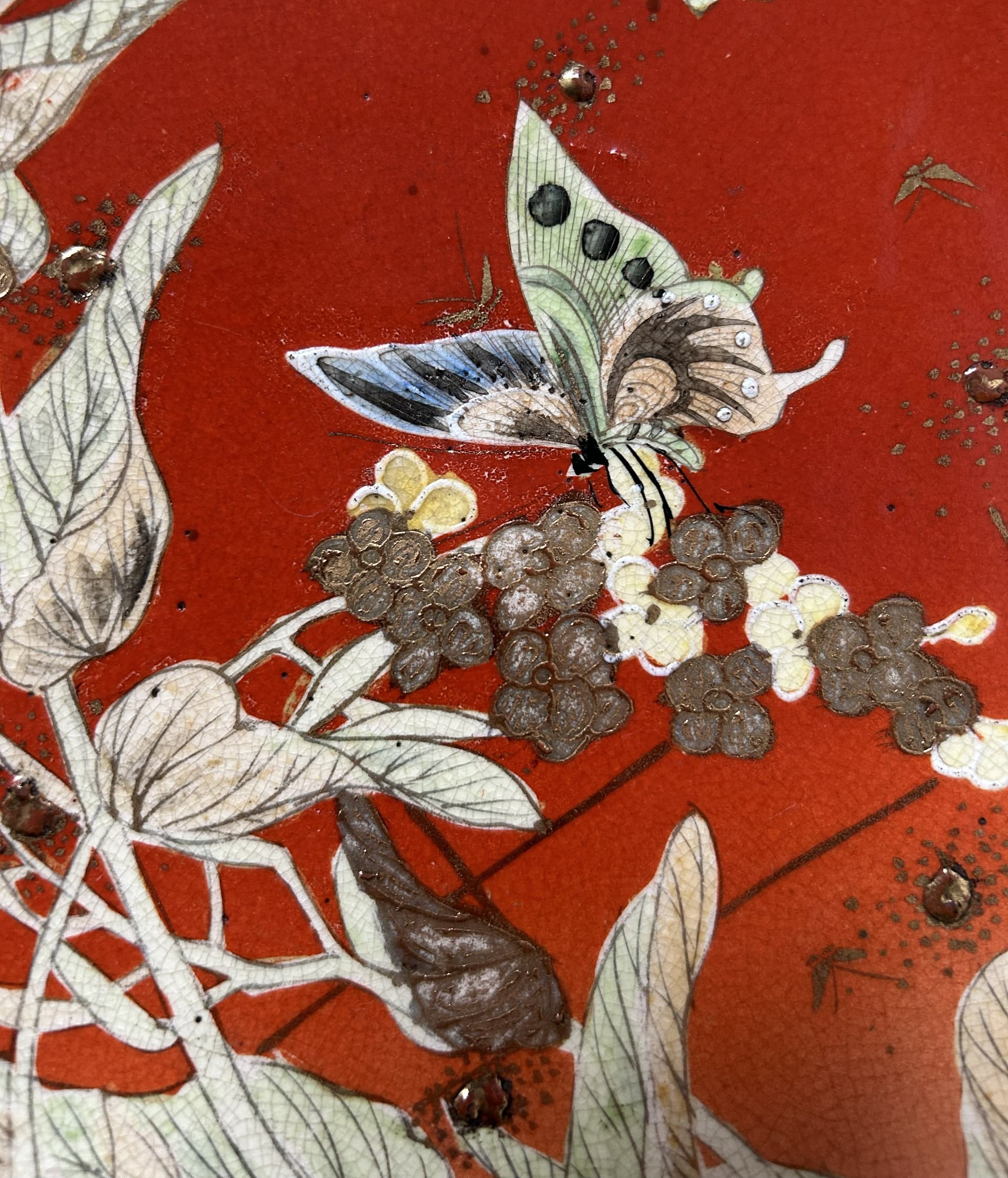 Decorative Plate Kyō-Satsuma 26 cm, red gilded porcelain, Nishida, Japan, early 20th c. - 395326