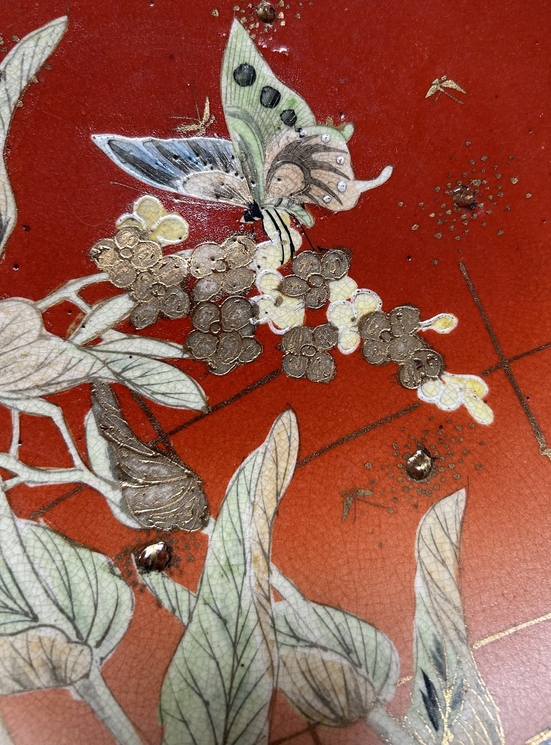 Decorative Plate Kyō-Satsuma 26 cm, red gilded porcelain, Nishida, Japan, early 20th c. - 395324
