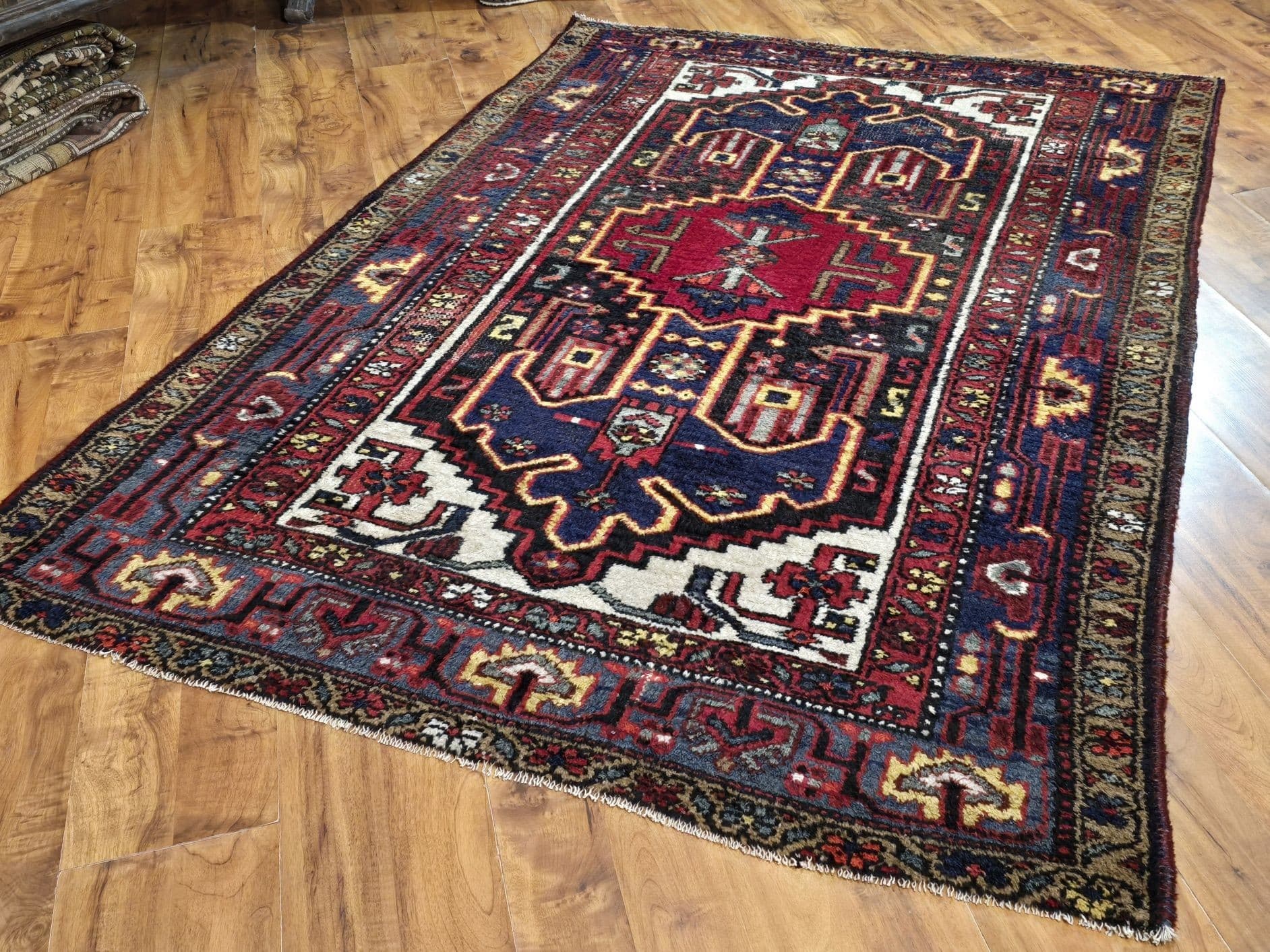 Dywan Nahavand 140x195 cm, niebieski czerwony złoty biały zielony, wełna, Iran, lata 60. - 395437