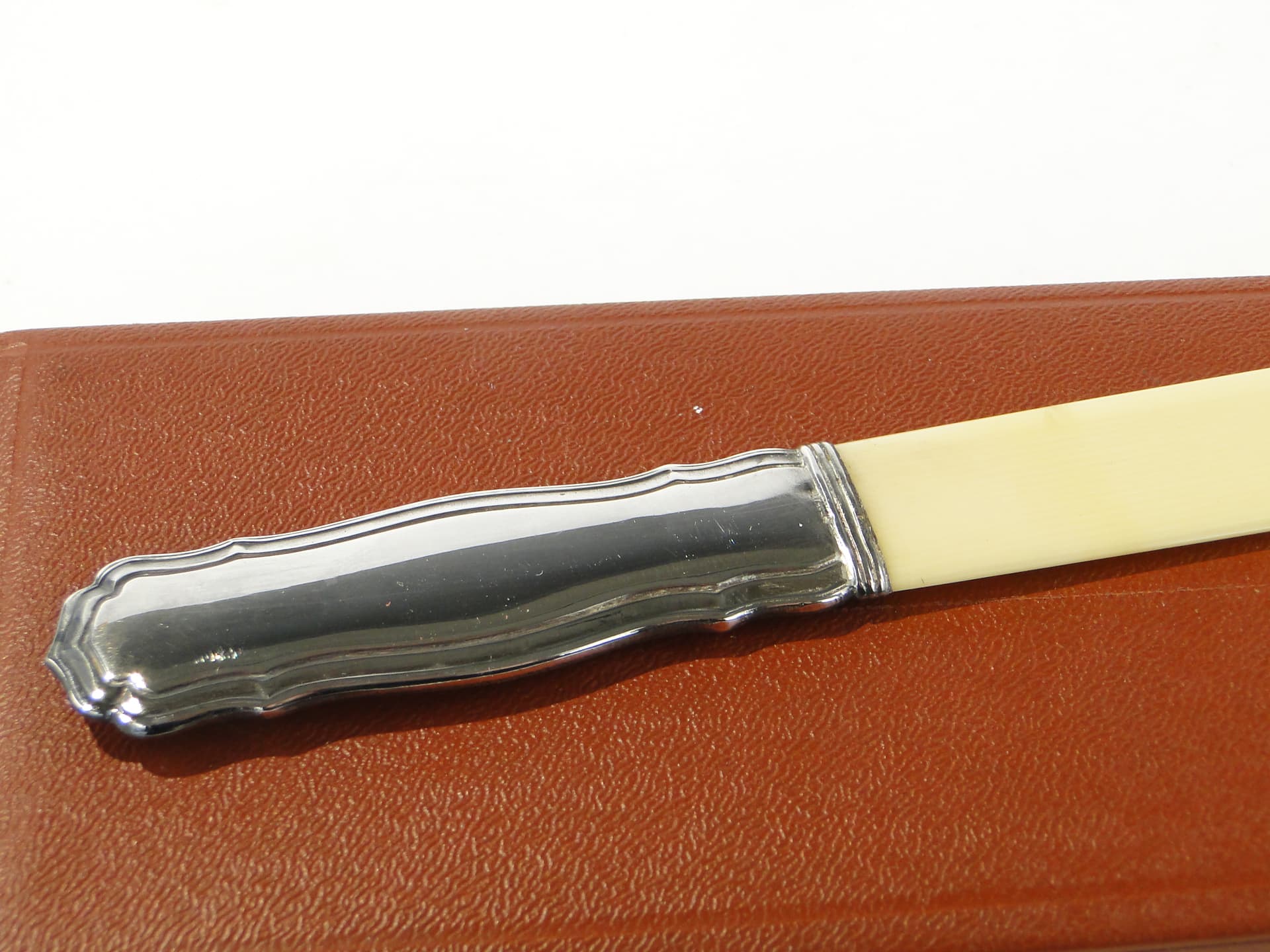 Correspondence set, casket, cream celluloid, silver metal, gold brass, yellow silk, France, early 20th c. - 397137