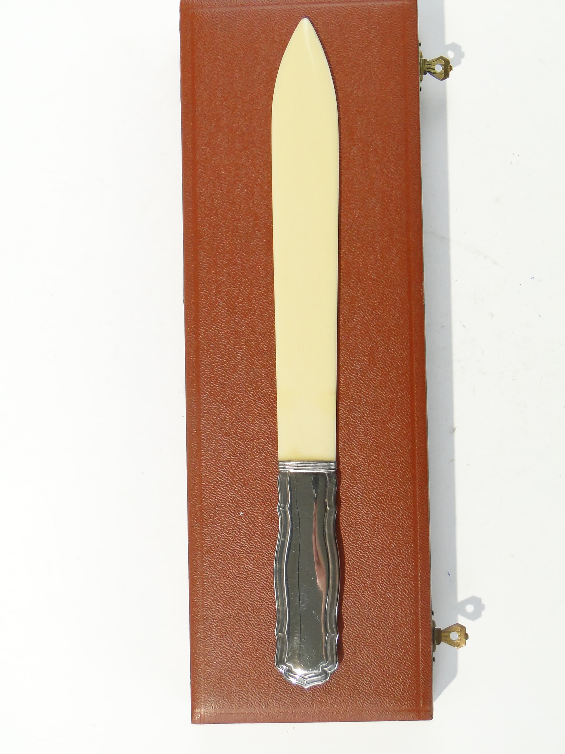 Correspondence set, casket, cream celluloid, silver metal, gold brass, yellow silk, France, early 20th c. - 397135