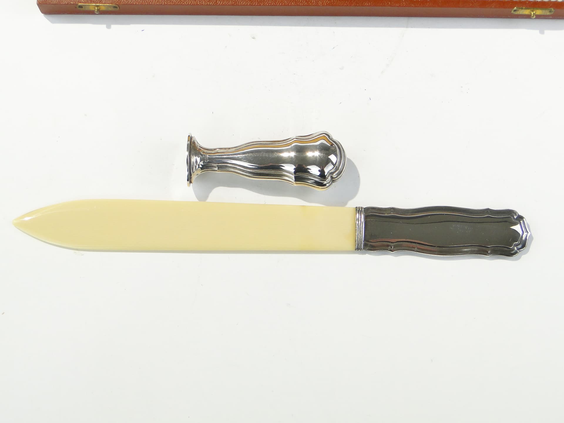Correspondence set, casket, cream celluloid, silver metal, gold brass, yellow silk, France, early 20th c. - 397131