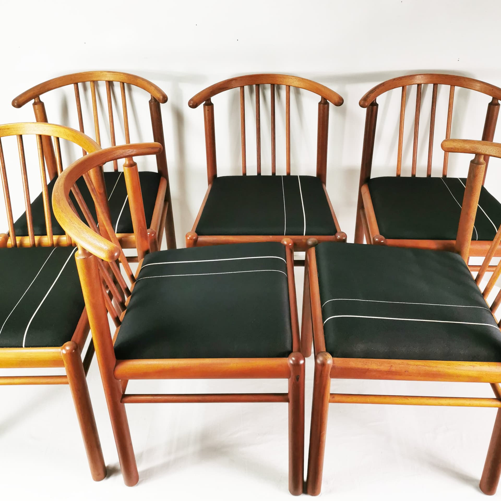 Zestaw sześciu krzeseł, teak brązowy, tkanina czarna, Dania, lata 70. - 397221