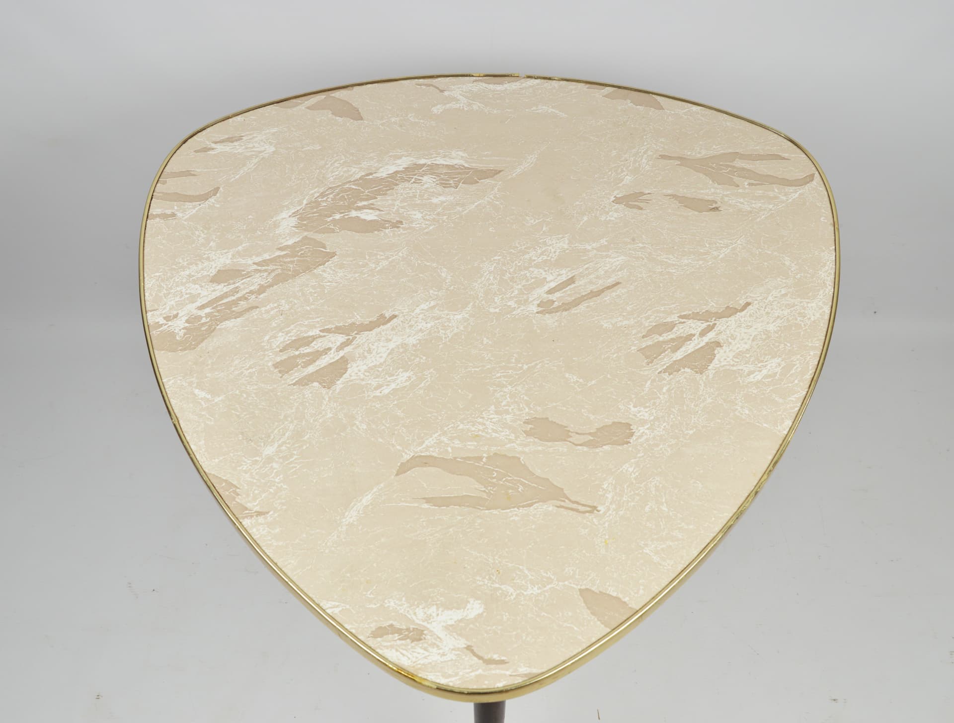 Stolik pomocniczy Rockabilly, beżowy laminat, drewno brązowy, metal złoty, lata 70. - 397506