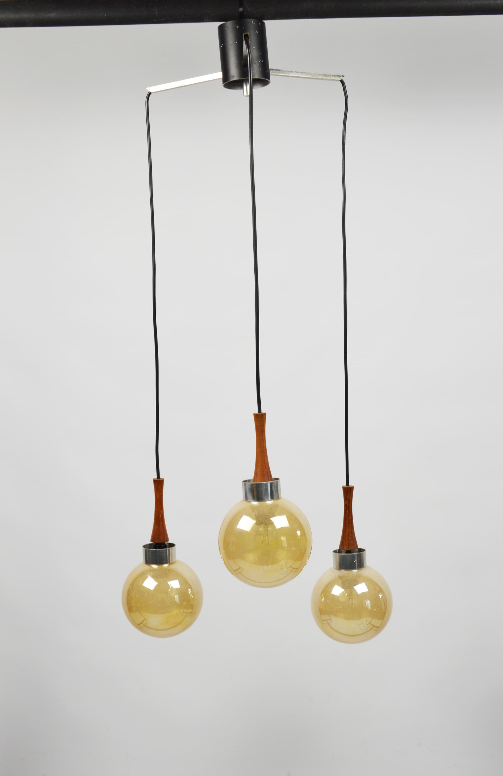 Cascading pendant lamp, yellow glass, brown wood, silver metal, 1970s. - 397533
