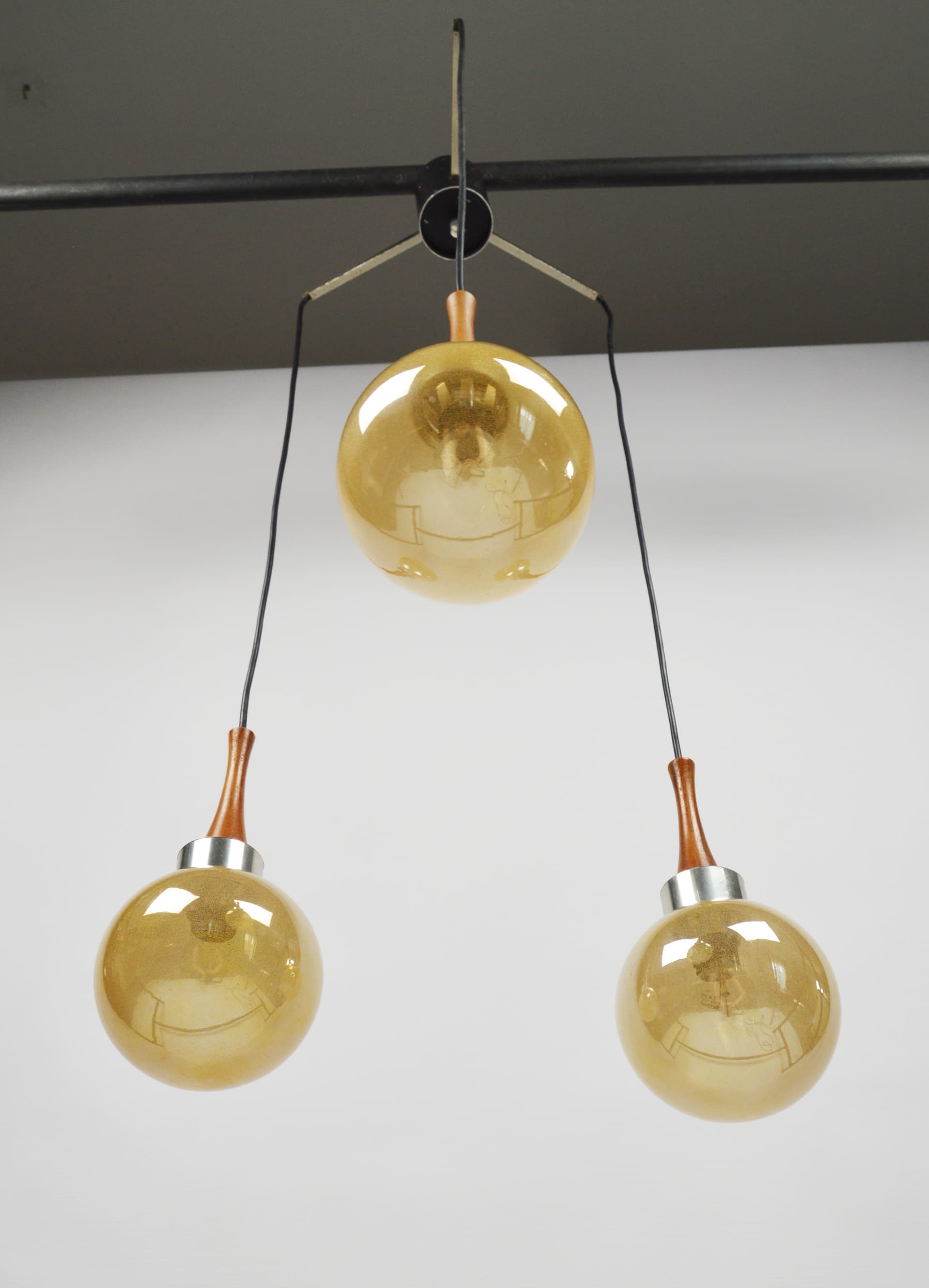 Cascading pendant lamp, yellow glass, brown wood, silver metal, 1970s. - 397534