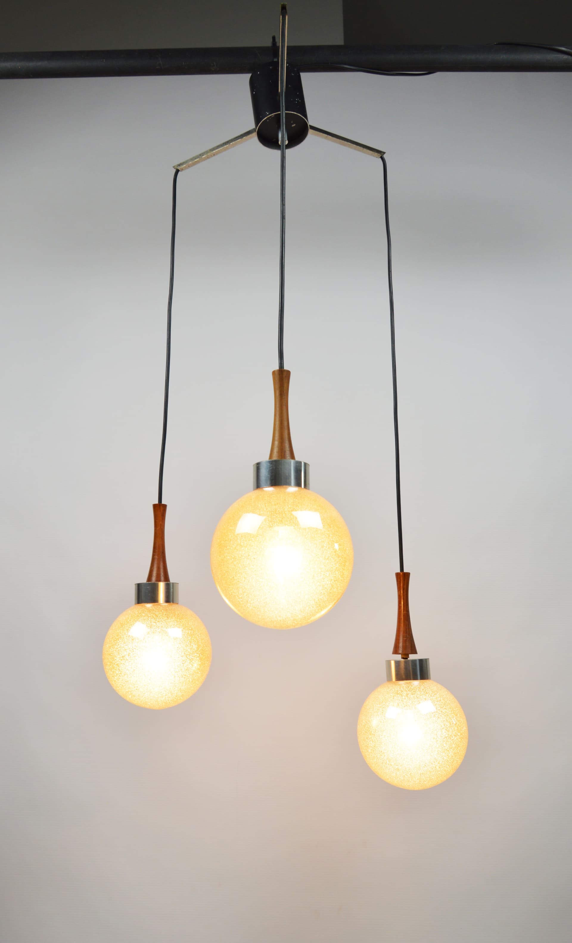 Cascading pendant lamp, yellow glass, brown wood, silver metal, 1970s. - 397540