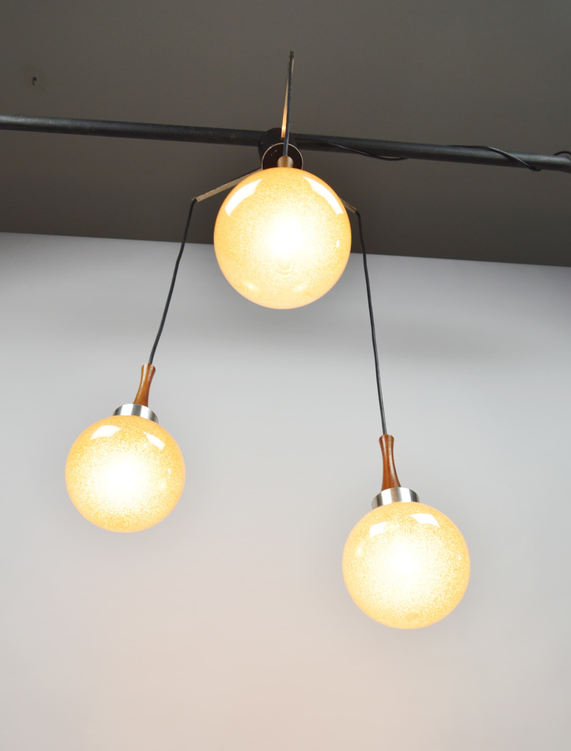 Cascading pendant lamp, yellow glass, brown wood, silver metal, 1970s. - 397536