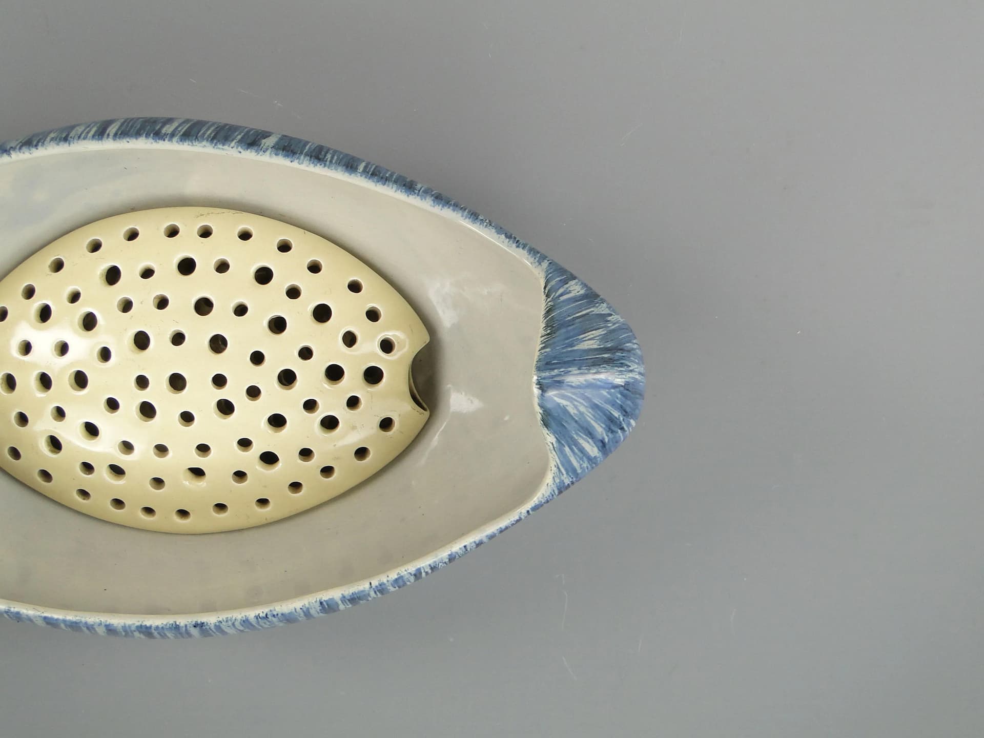 Naczynie ikebana, wzór 494, fajans biały niebieski, proj. W. Płażewski, Polska, lata 60. - 397591
