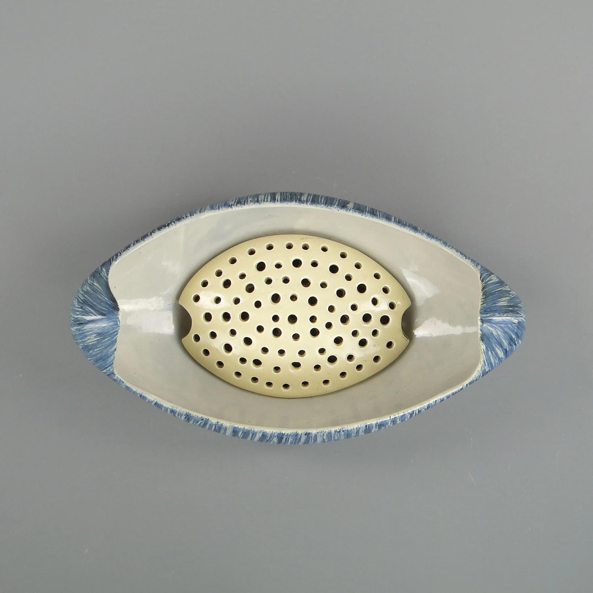 Naczynie ikebana, wzór 494, fajans biały niebieski, proj. W. Płażewski, Polska, lata 60. - 397589