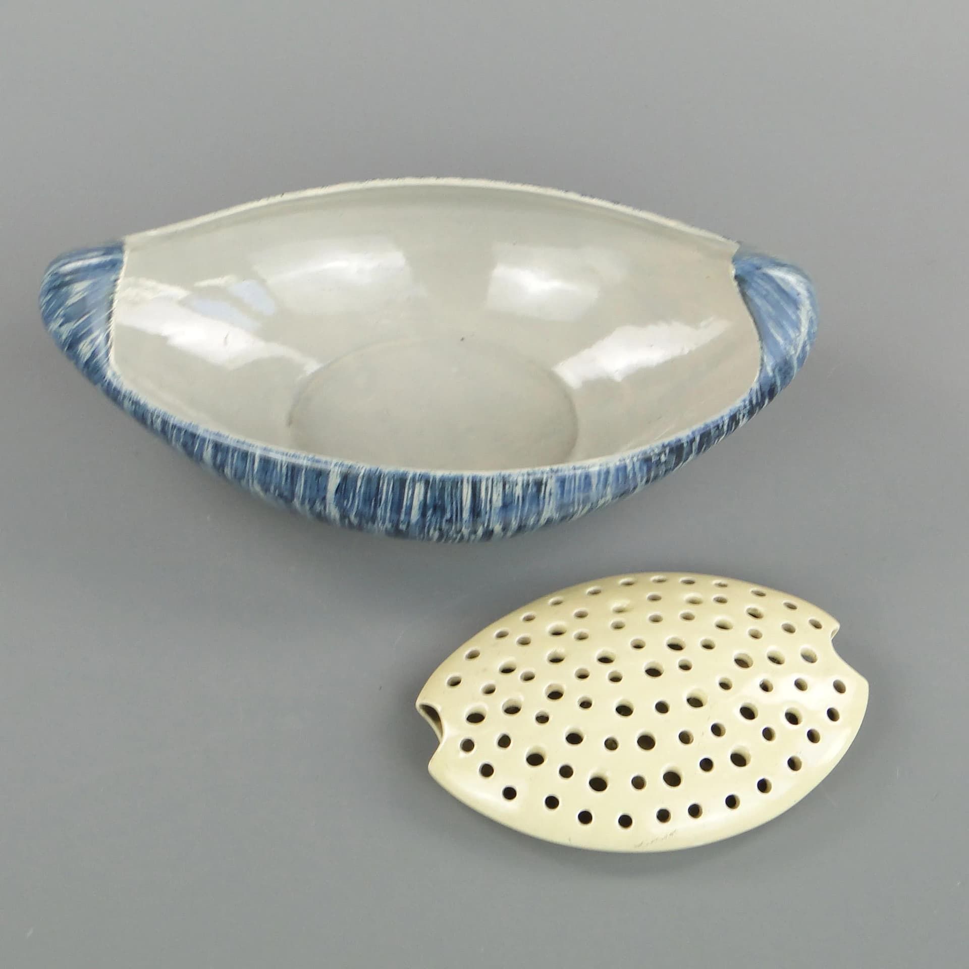 Naczynie ikebana, wzór 494, fajans biały niebieski, proj. W. Płażewski, Polska, lata 60. - 397594