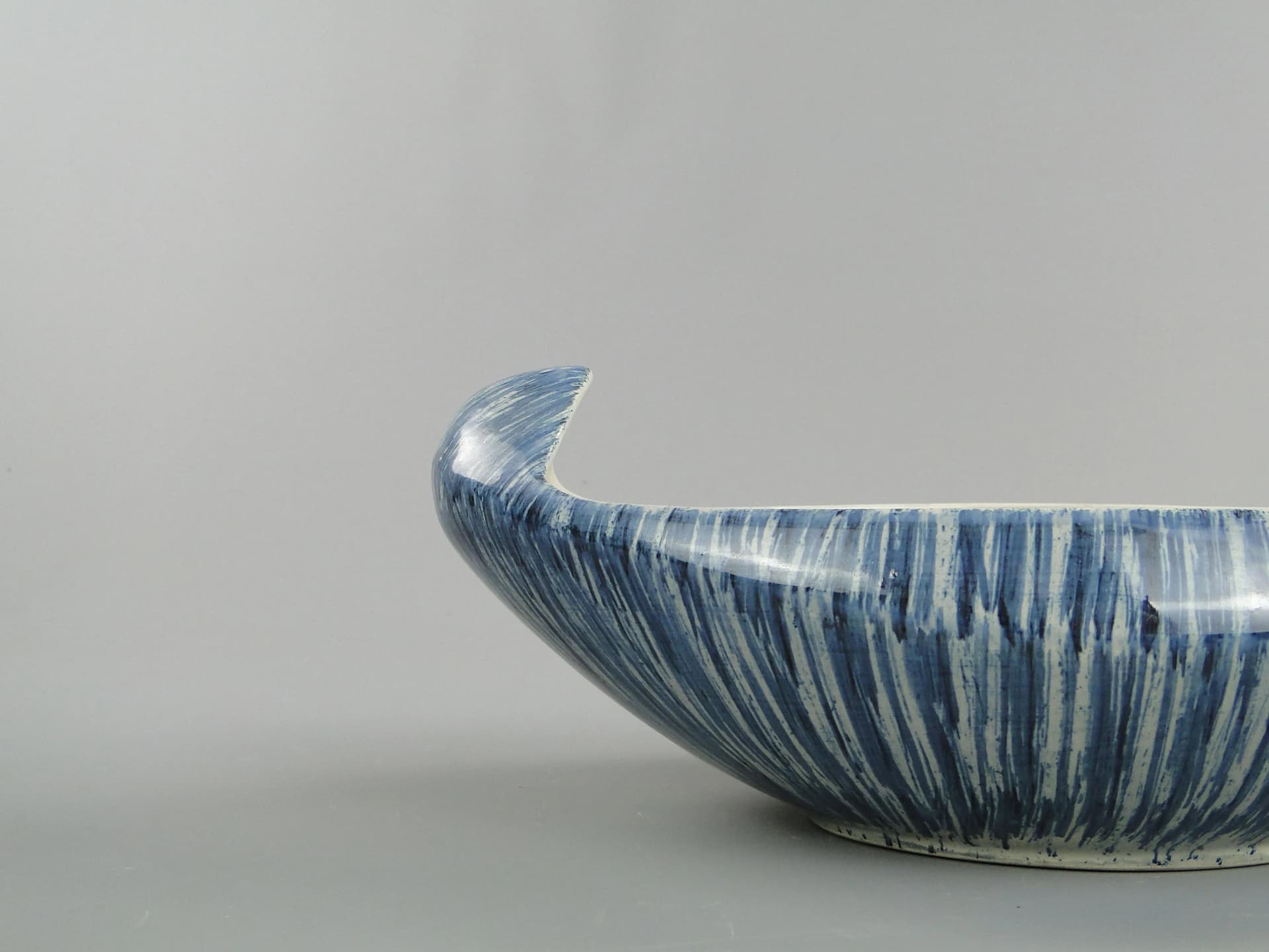 Naczynie ikebana, wzór 494, fajans biały niebieski, proj. W. Płażewski, Polska, lata 60. - 397592