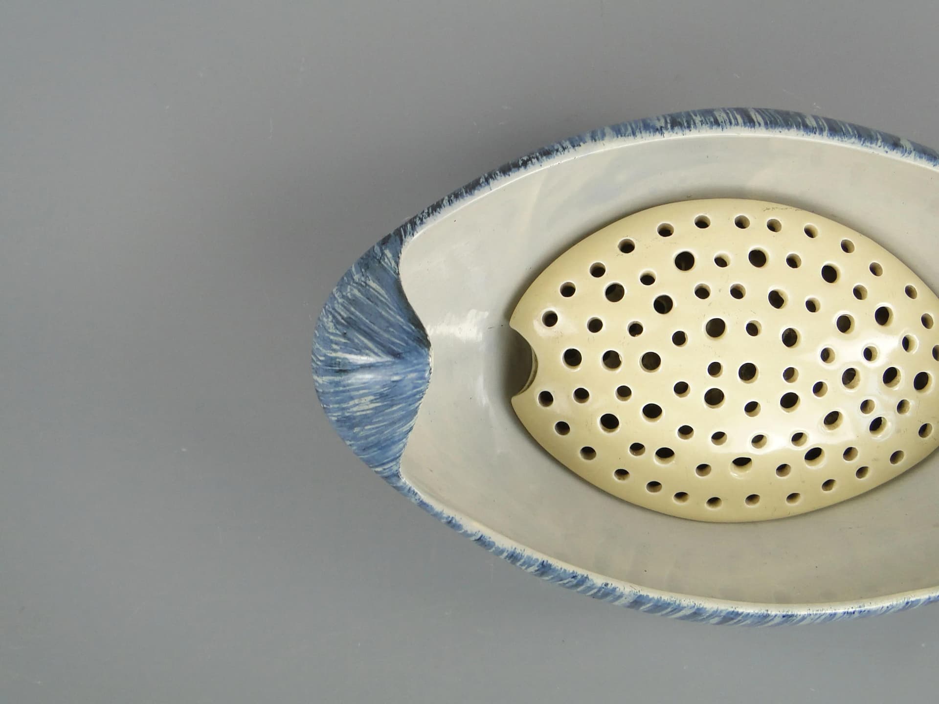 Naczynie ikebana, wzór 494, fajans biały niebieski, proj. W. Płażewski, Polska, lata 60. - 397590