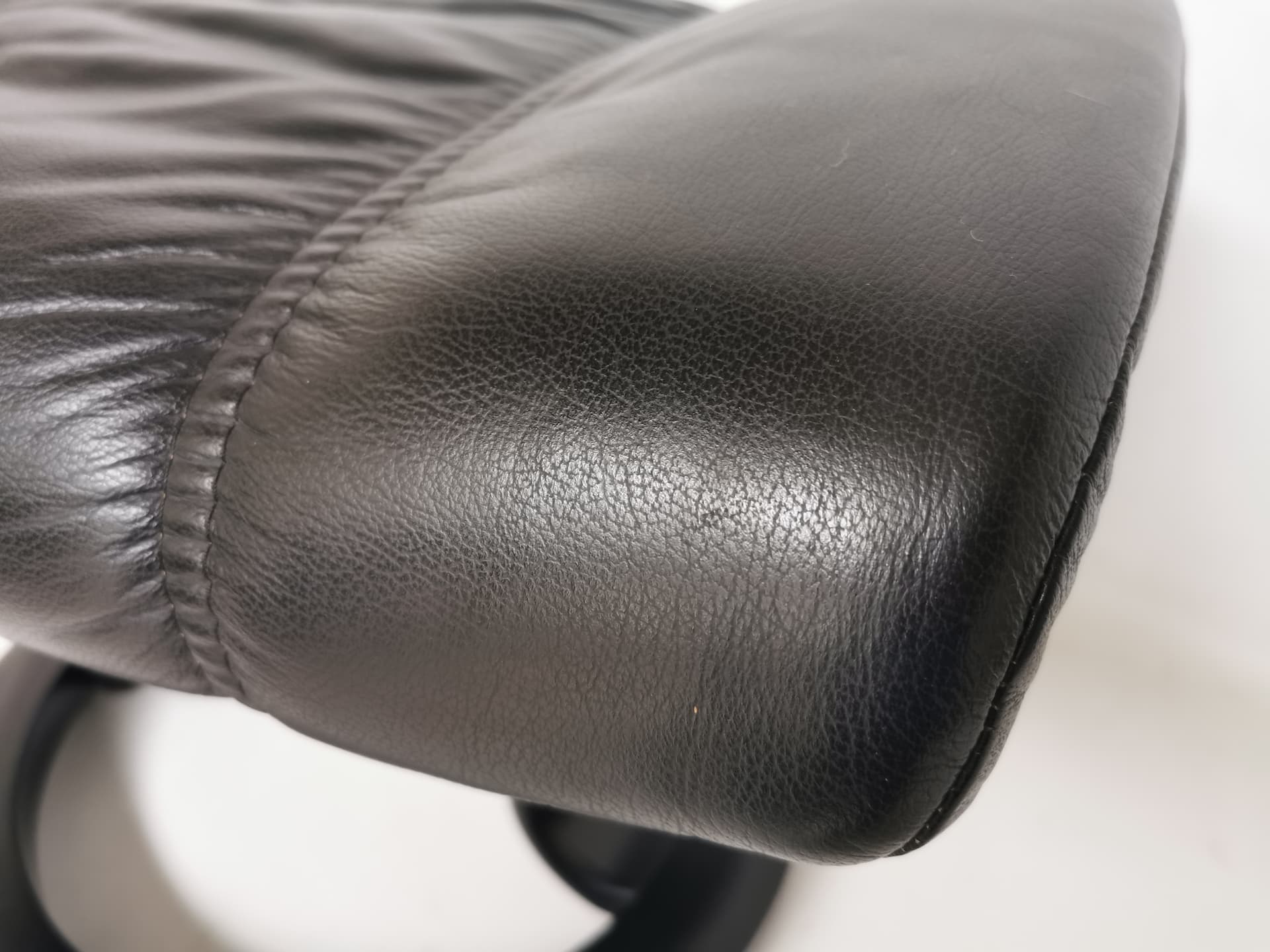 Podnóżek Stressless, skóra czarna - 397612