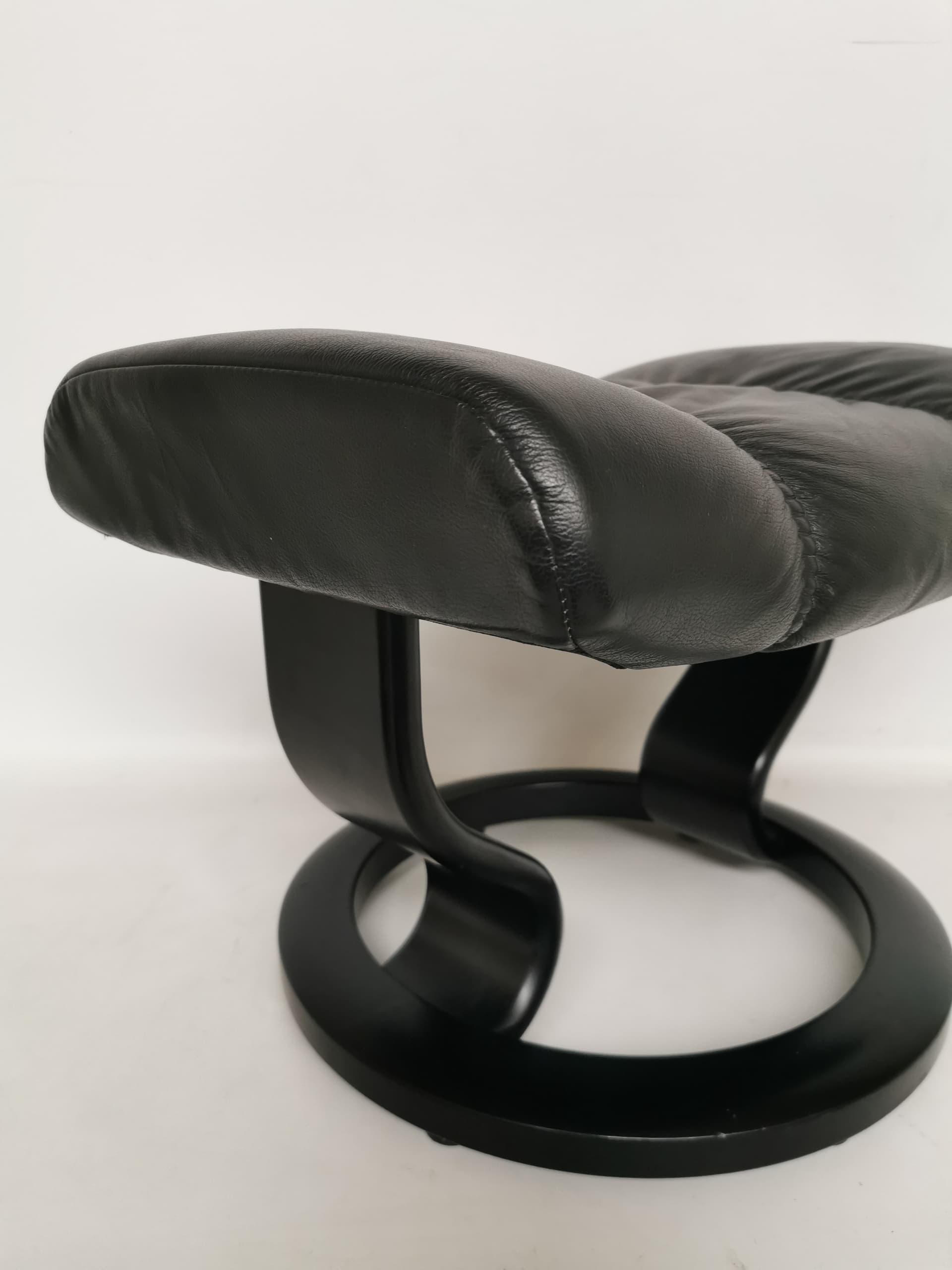 Podnóżek Stressless, skóra czarna - 397609