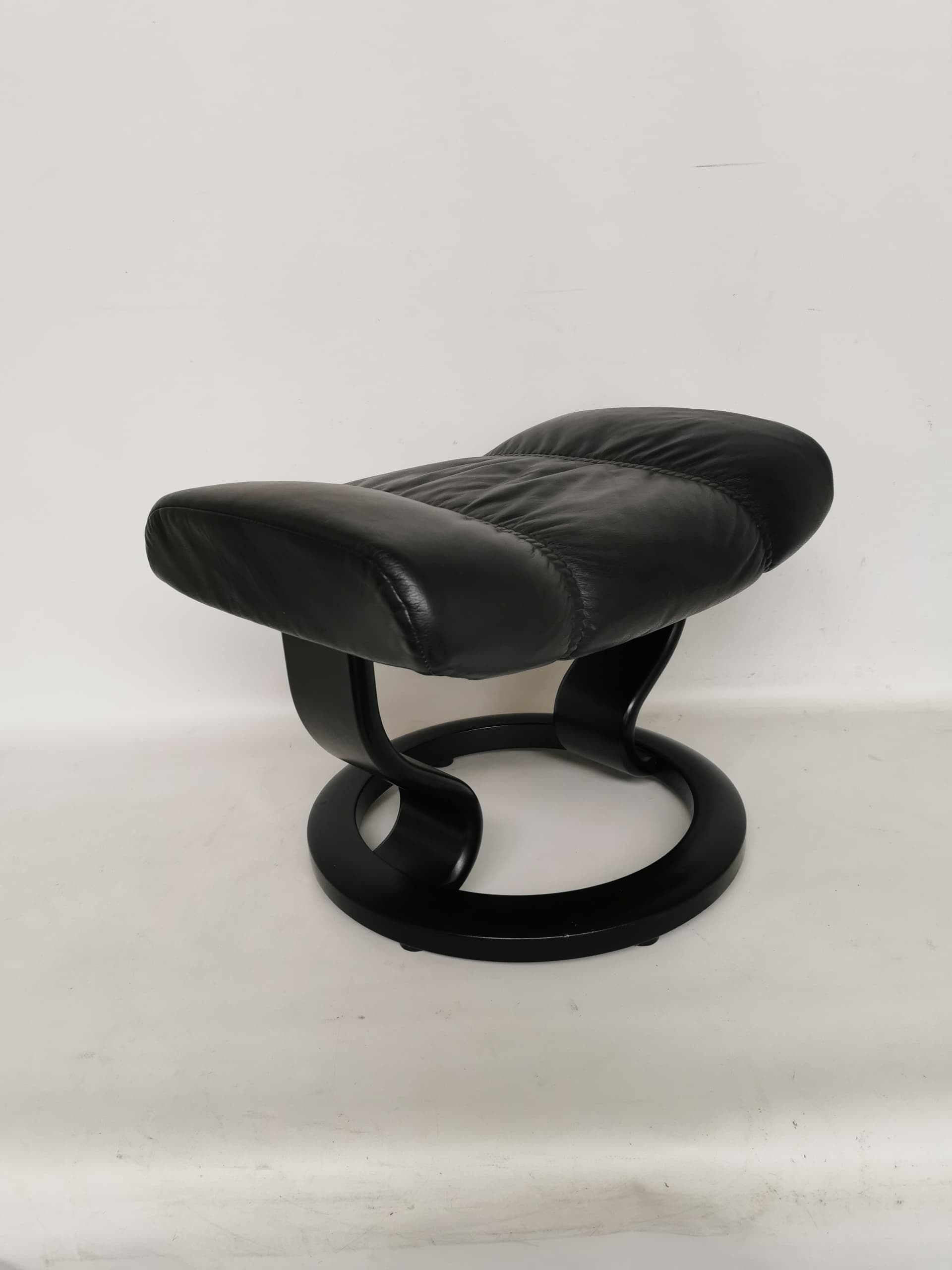 Podnóżek Stressless, skóra czarna - 397608