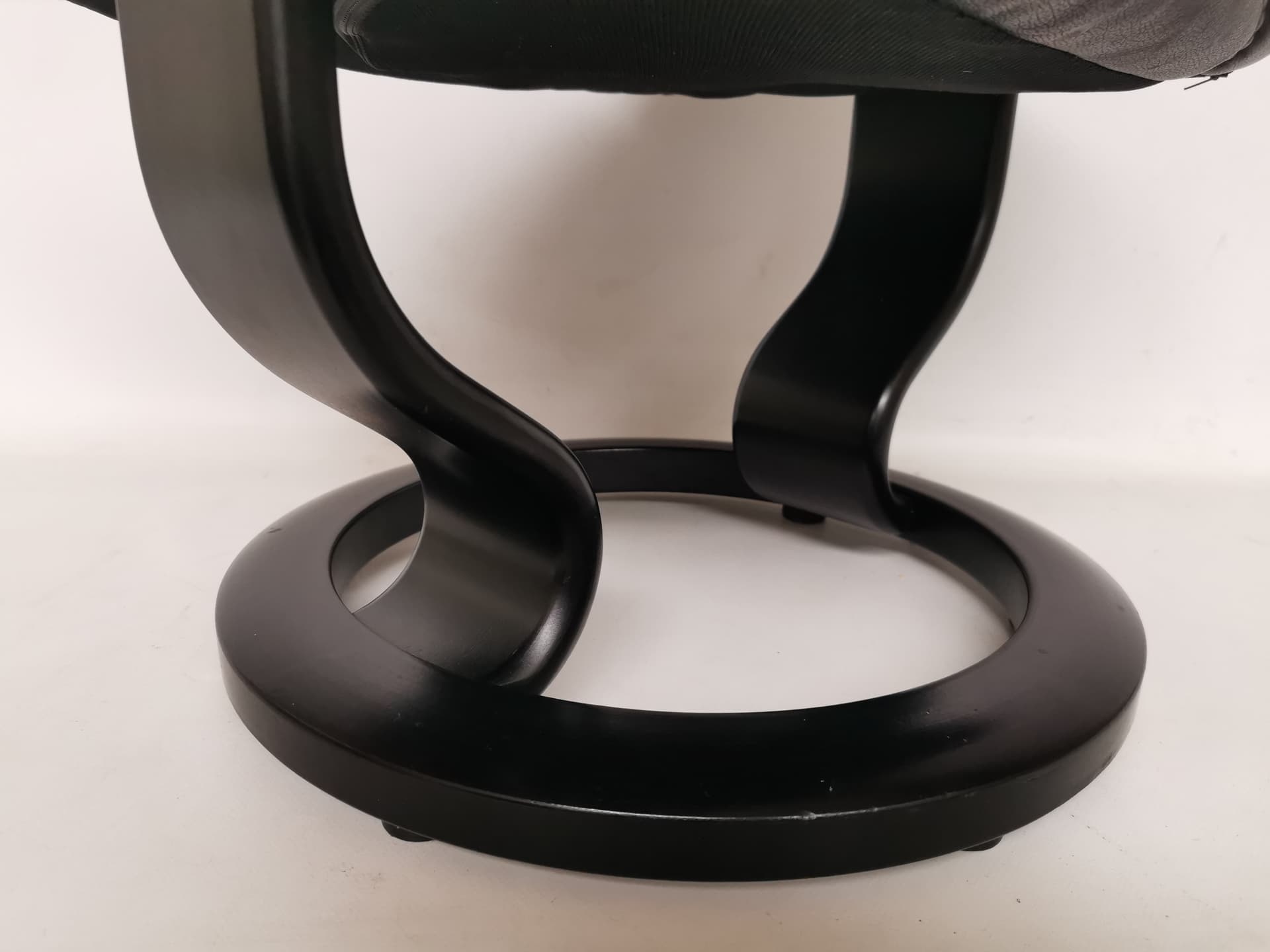 Podnóżek Stressless, skóra czarna - 397610