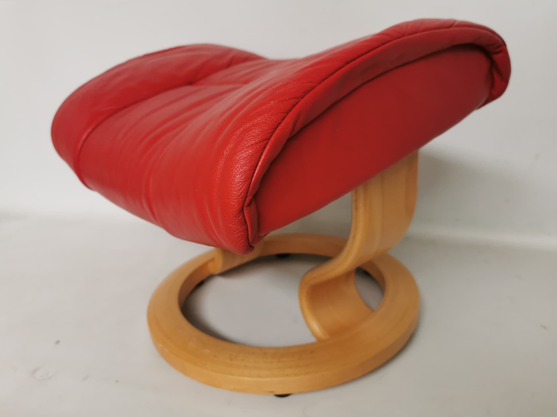Podnóżek Stressless, skóra czerwona, sklejka, Ekornes, Norwegia - 397705