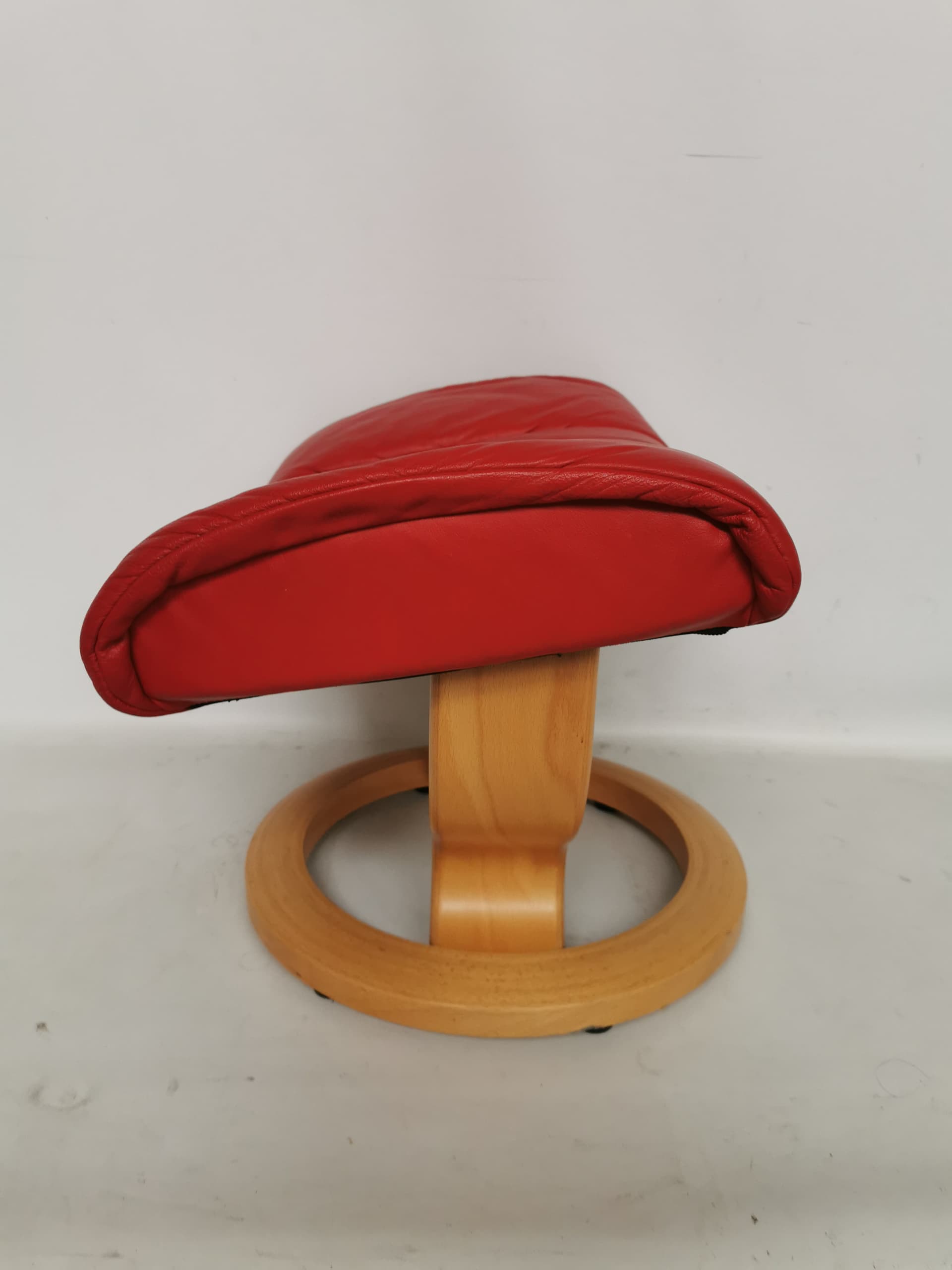 Podnóżek Stressless, skóra czerwona, sklejka, Ekornes, Norwegia - 397710