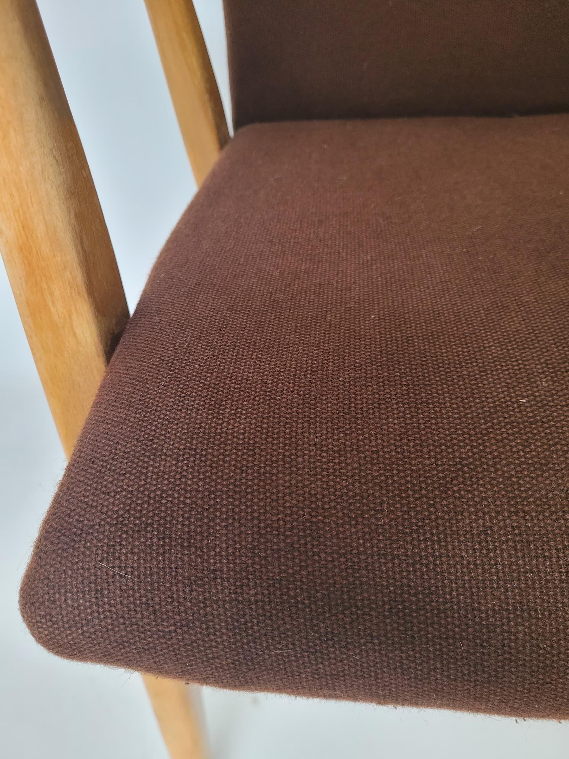 Fotel, brązowy, tkanina, drewno, lata 60. - 399354