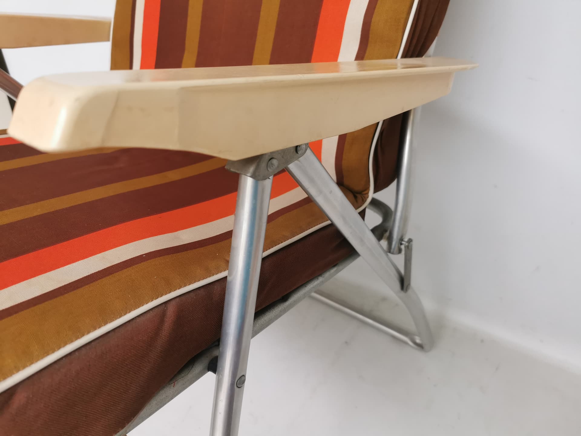 Leżak ogrodowy, tkanina brązowy pomarańczowy beżowy, metal, drewno, Niemcy, lata 60. - 399517