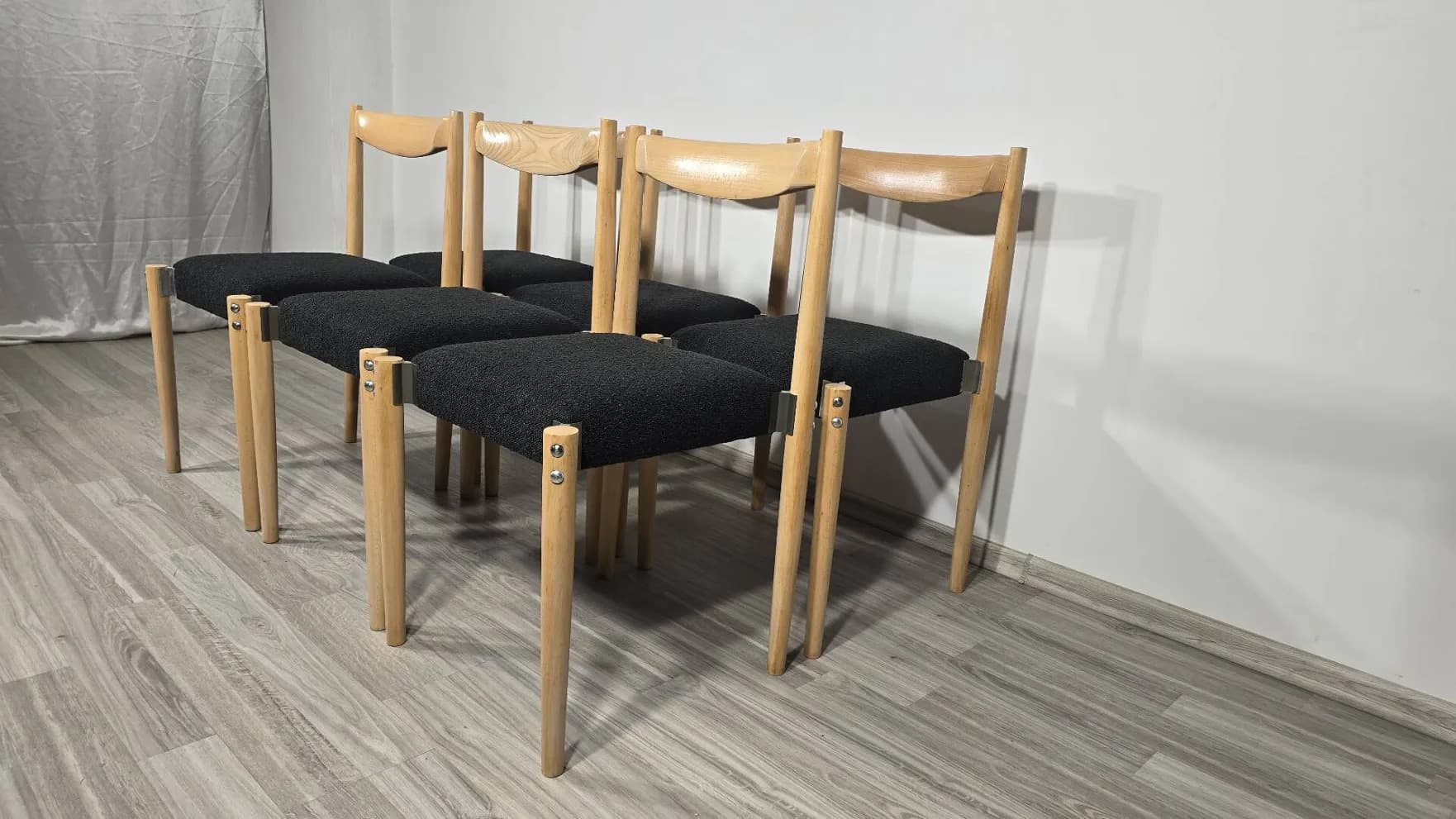 Komplet krzeseł, czarna bouclé, dąb jasny, proj. M. Navratil, Czechosłowacja, lata 60. - 399814