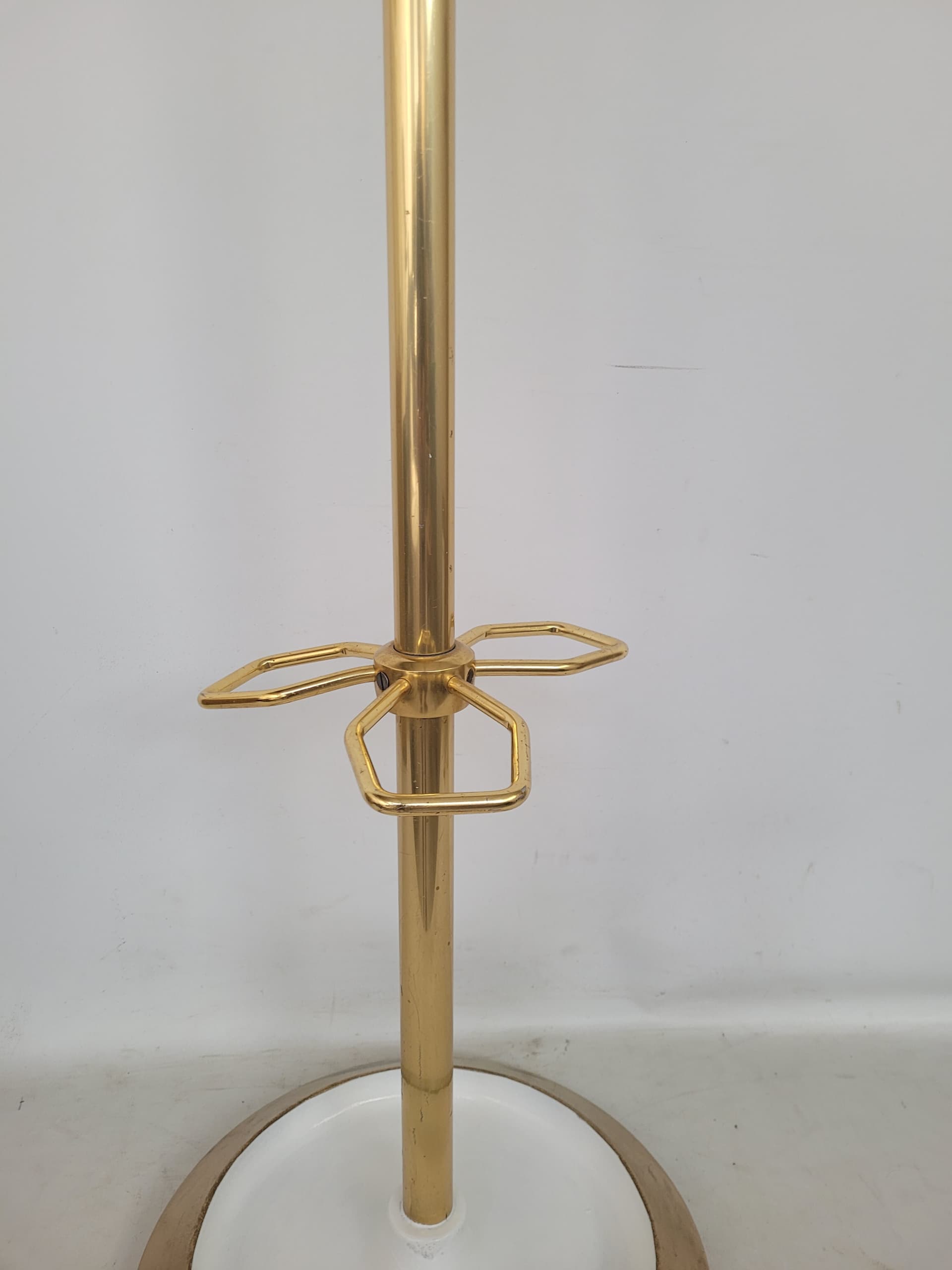 Wieszak podłogowy, złoty aluminium, biały żelazo, lata 60. - 399935