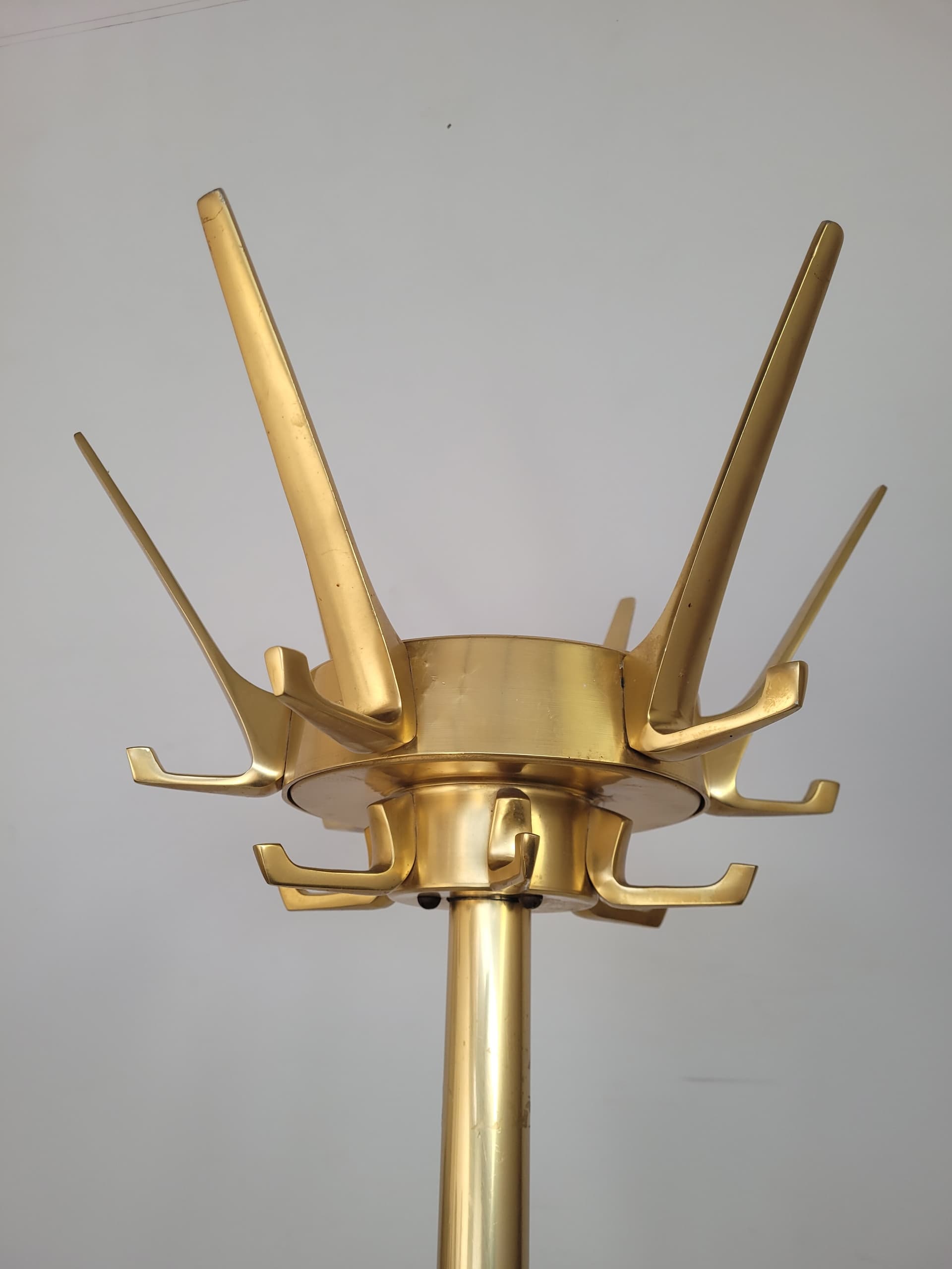 Wieszak podłogowy, złoty aluminium, biały żelazo, lata 60. - 399940