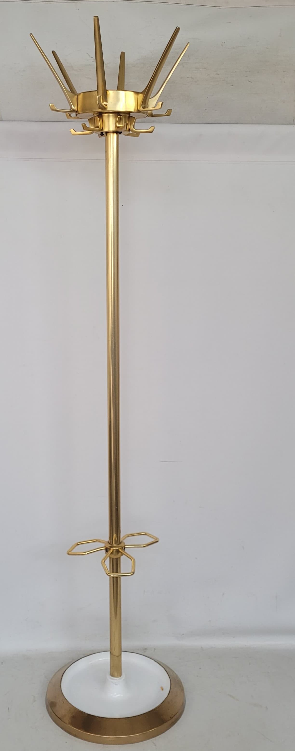 Wieszak podłogowy, złoty aluminium, biały żelazo, lata 60. - 399933